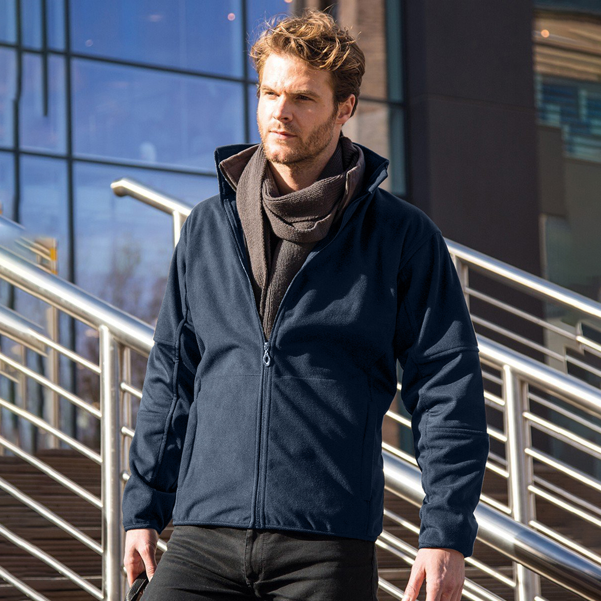 Jaqueta corta-vento e softshell impermeável modelo Osaka em tecido combinado.