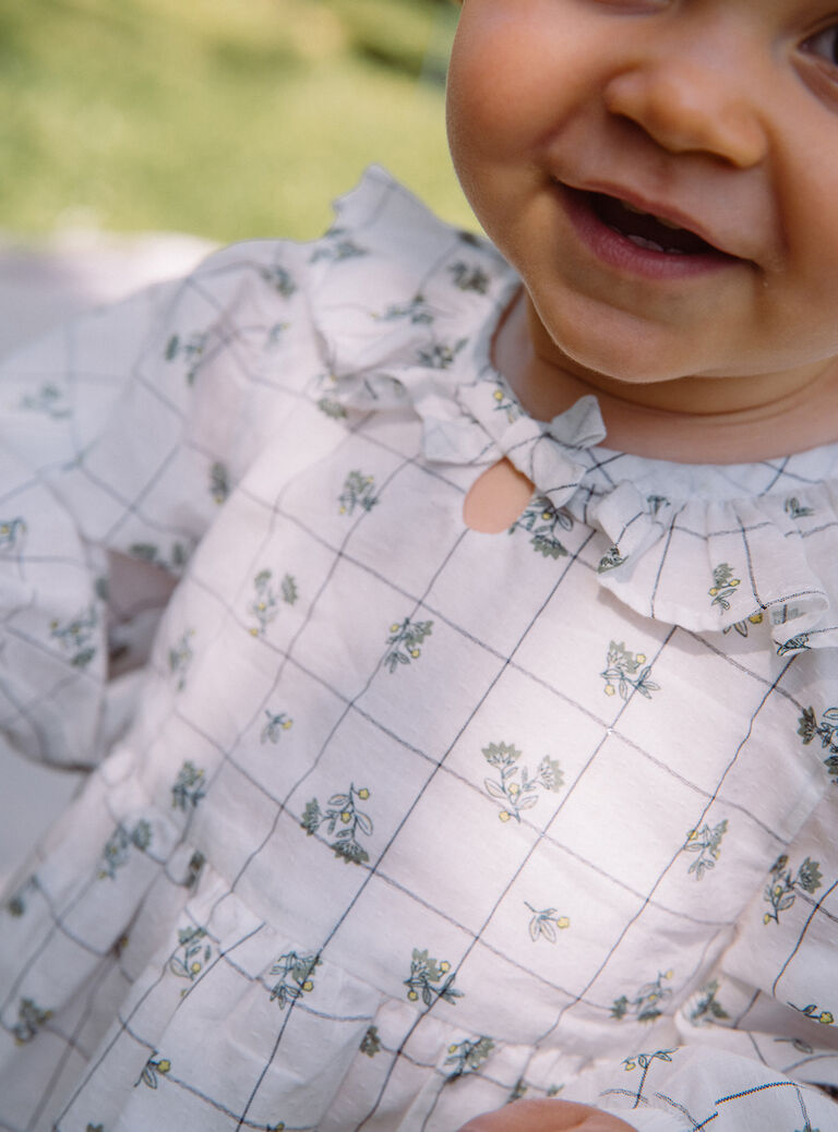 Robe écrue à imprimé à carreaux et fleuri