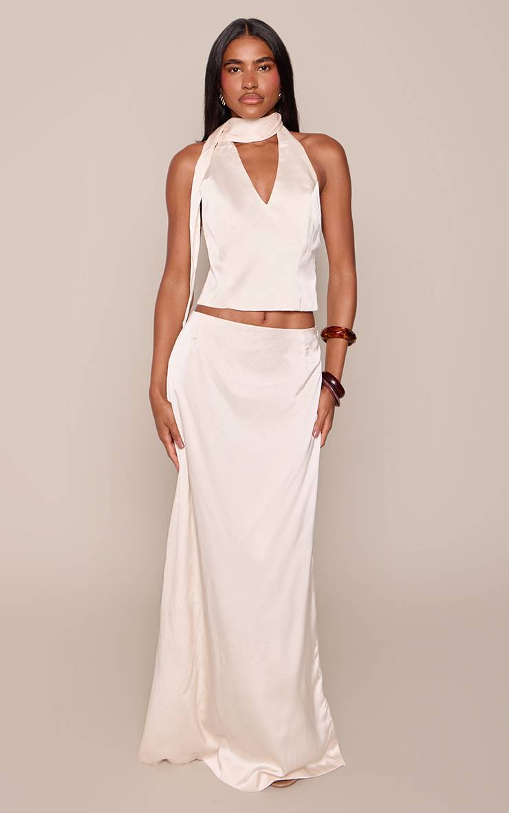 Huître Haut Court Satiné Blanc À Décolleté Plongeant Avec Détail Foulard Ensemble Coordonné