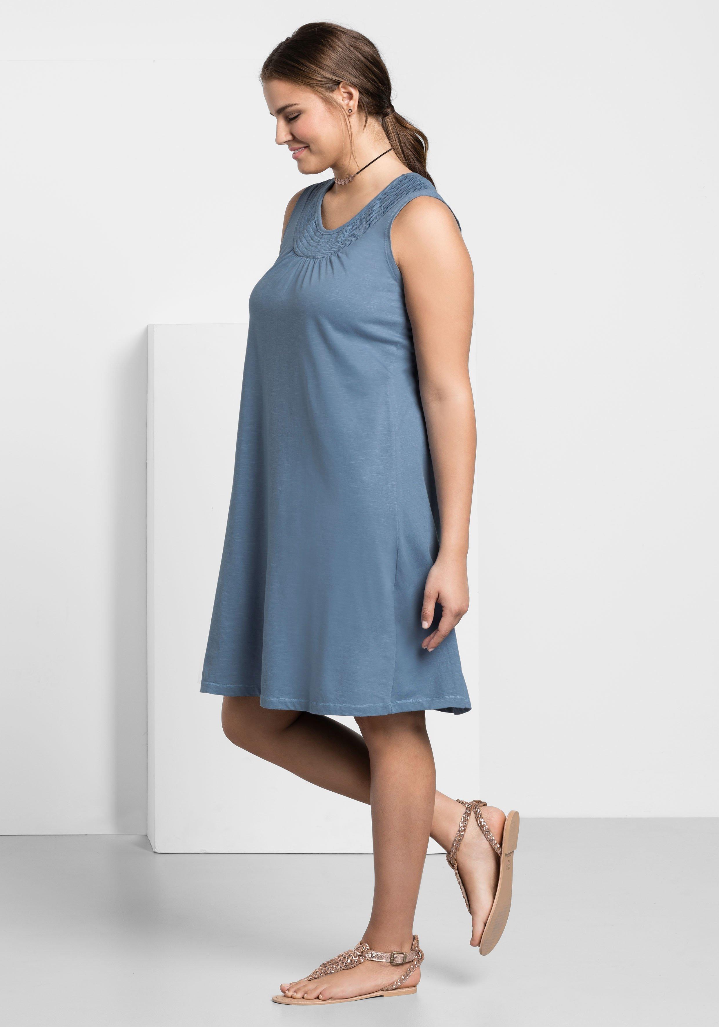 Shirtkleid mit Smok-Einsatz, in A-Linie