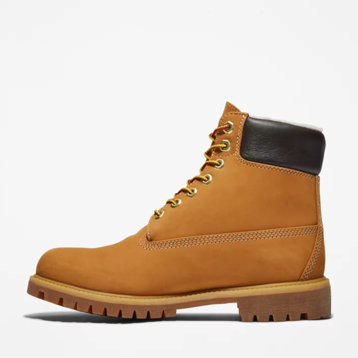Bota de inverno impermeável Timberland Premium de 6 polegadas para homem, na cor amarela.