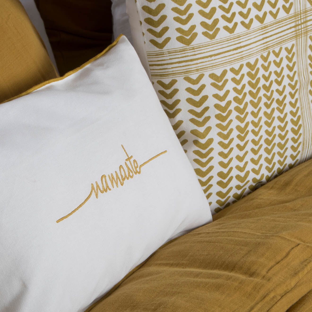 Febronie Housse de coussin Namaste jaune - 50x30 cm