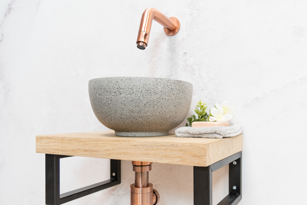 Saniclear Baru fonteinset met eiken plank, grijze terrazzo waskom en koperen kraan voor in het toilet