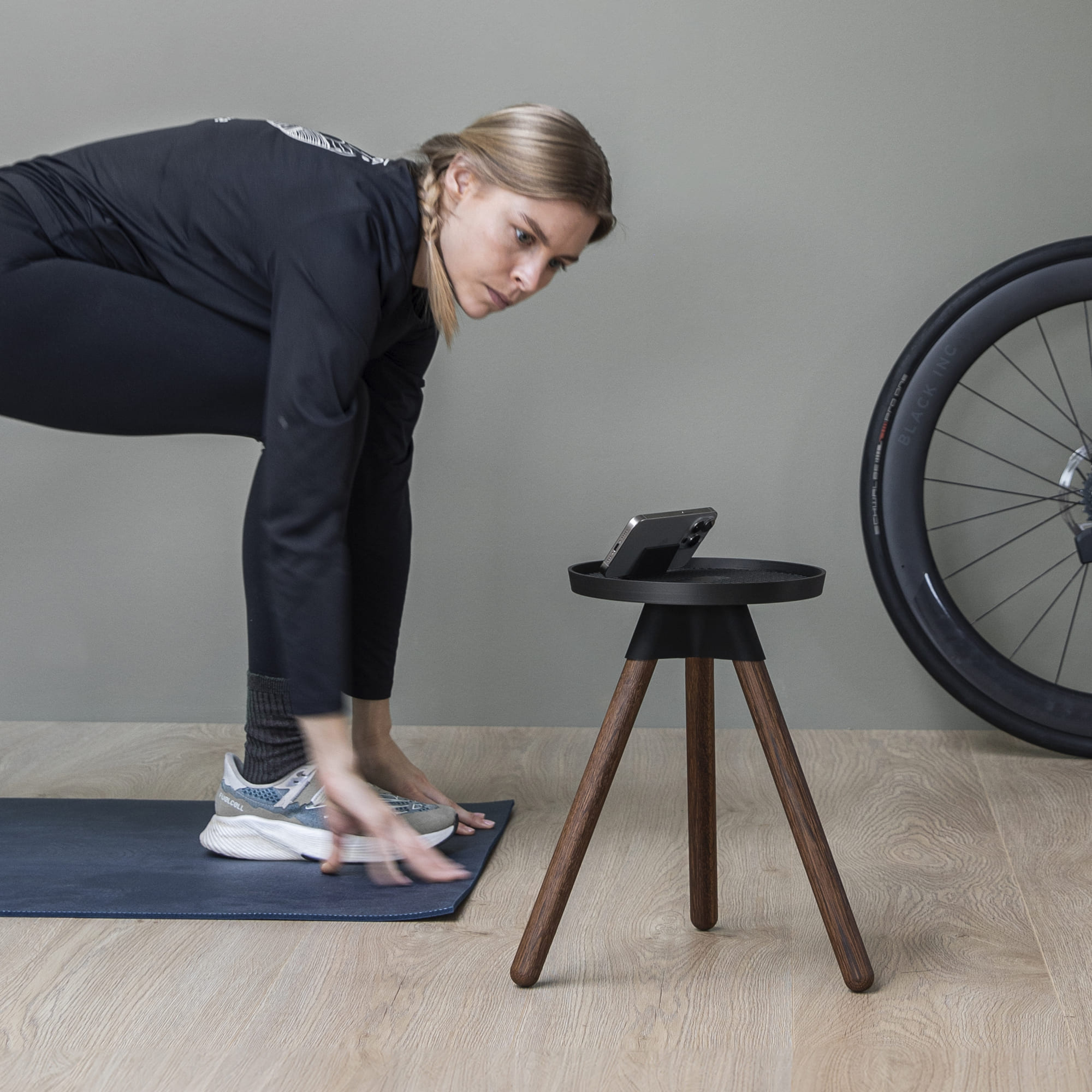 Tons Core Table til smartphone og vandflaske smoked oak