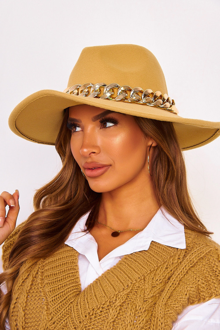 Chapeau Fedora jaune sable avec chaine dorée