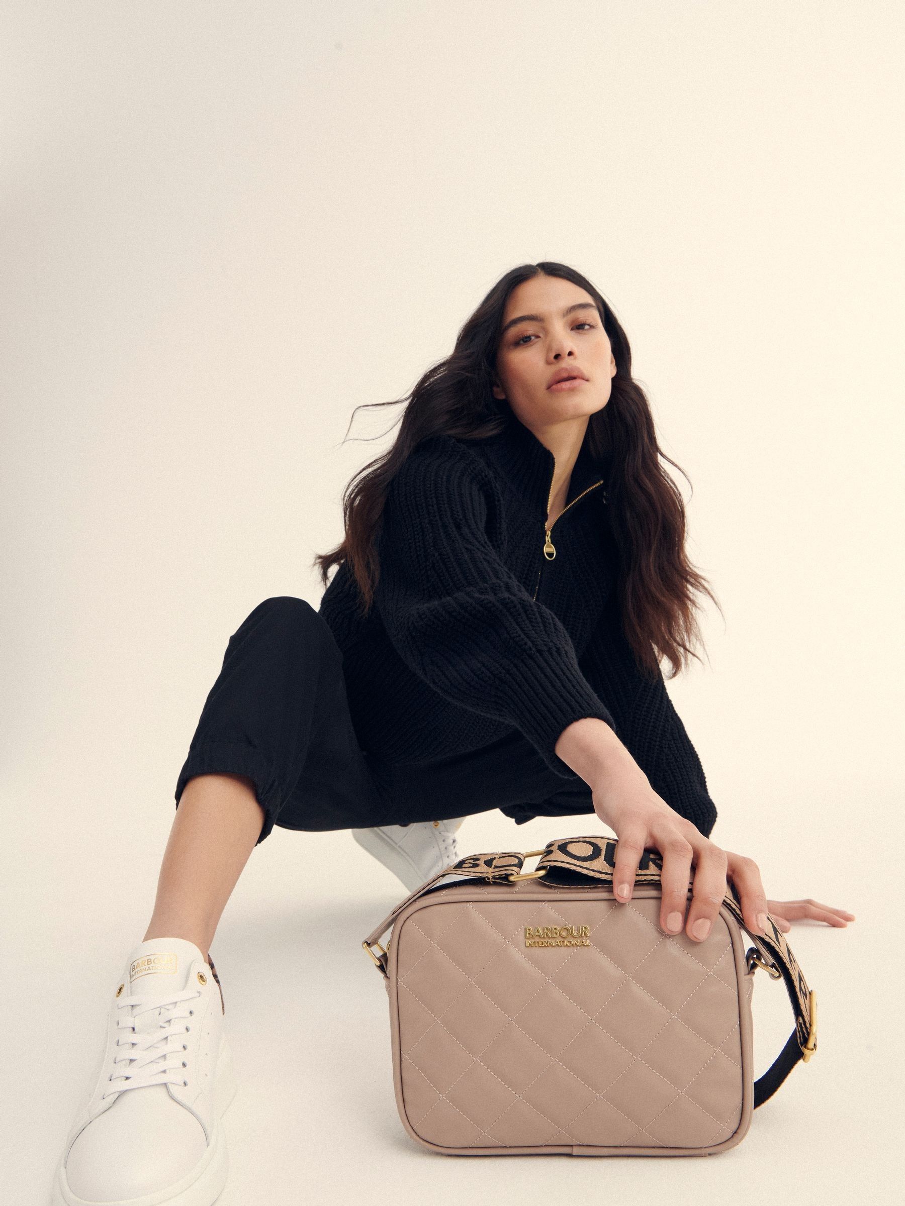 Licht beige - Barbour® International gewatteerde Sloane crossbodytas