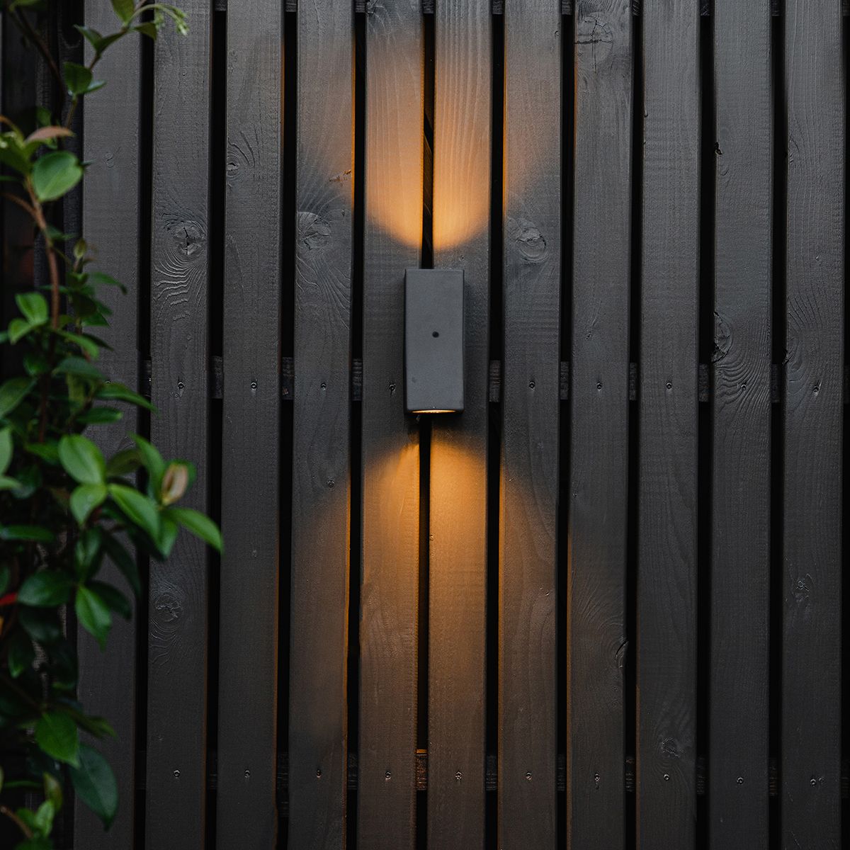 Wandlamp grijs 2-lichts IP44 met schemersensor - Baleno