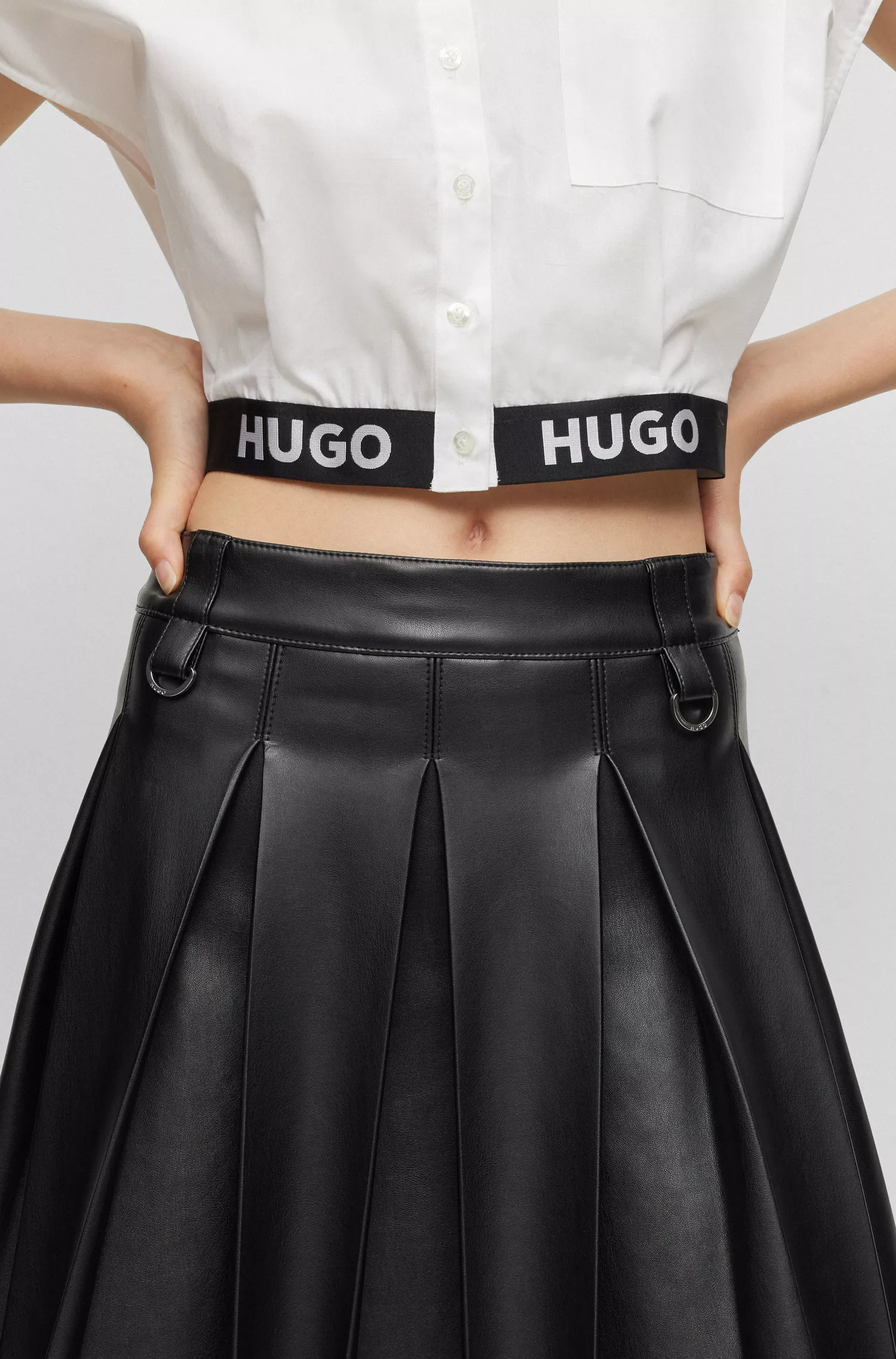 Minissaia plissada vermelha HUGO em couro sintético.