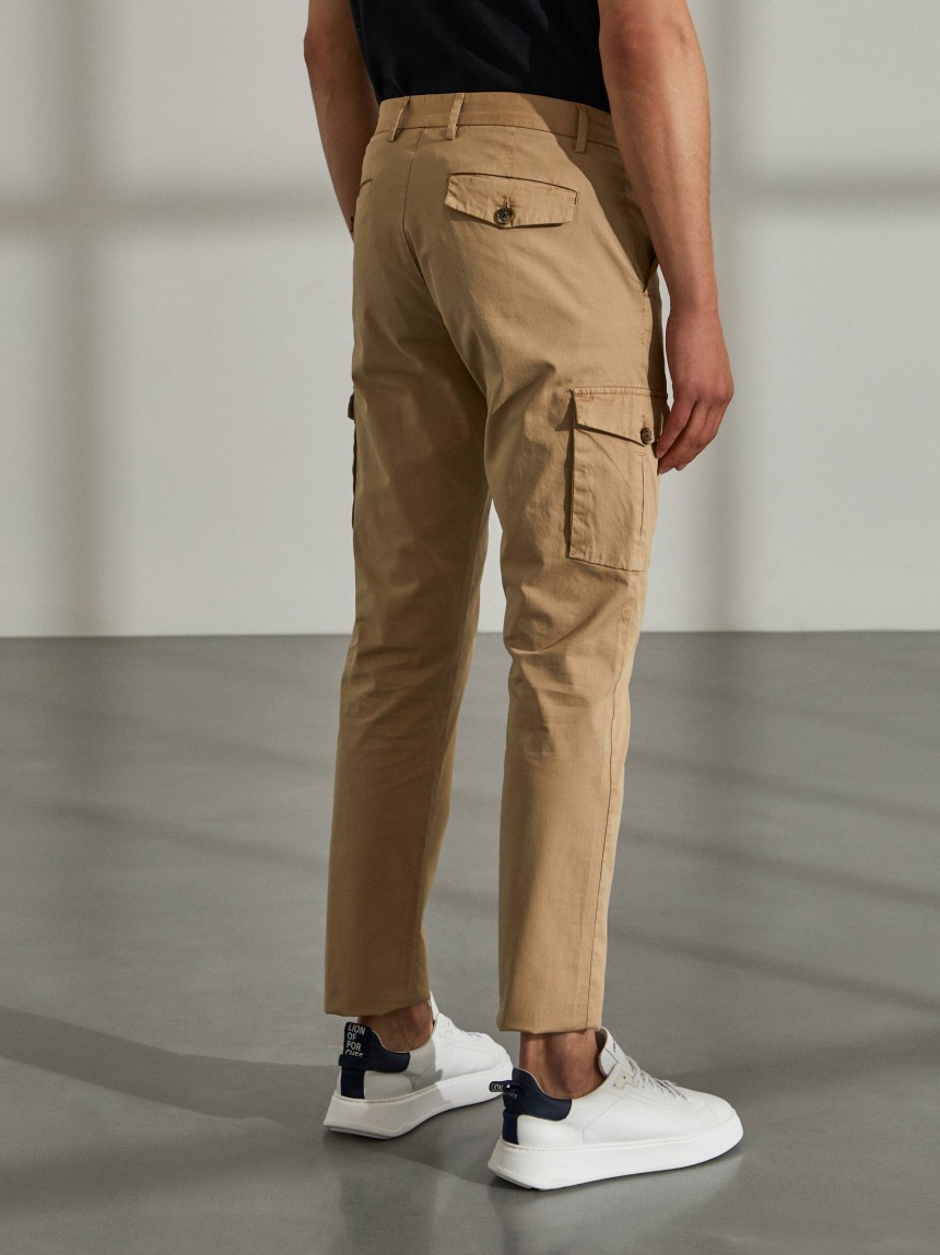 Calças regular fit chino de algodão stretch