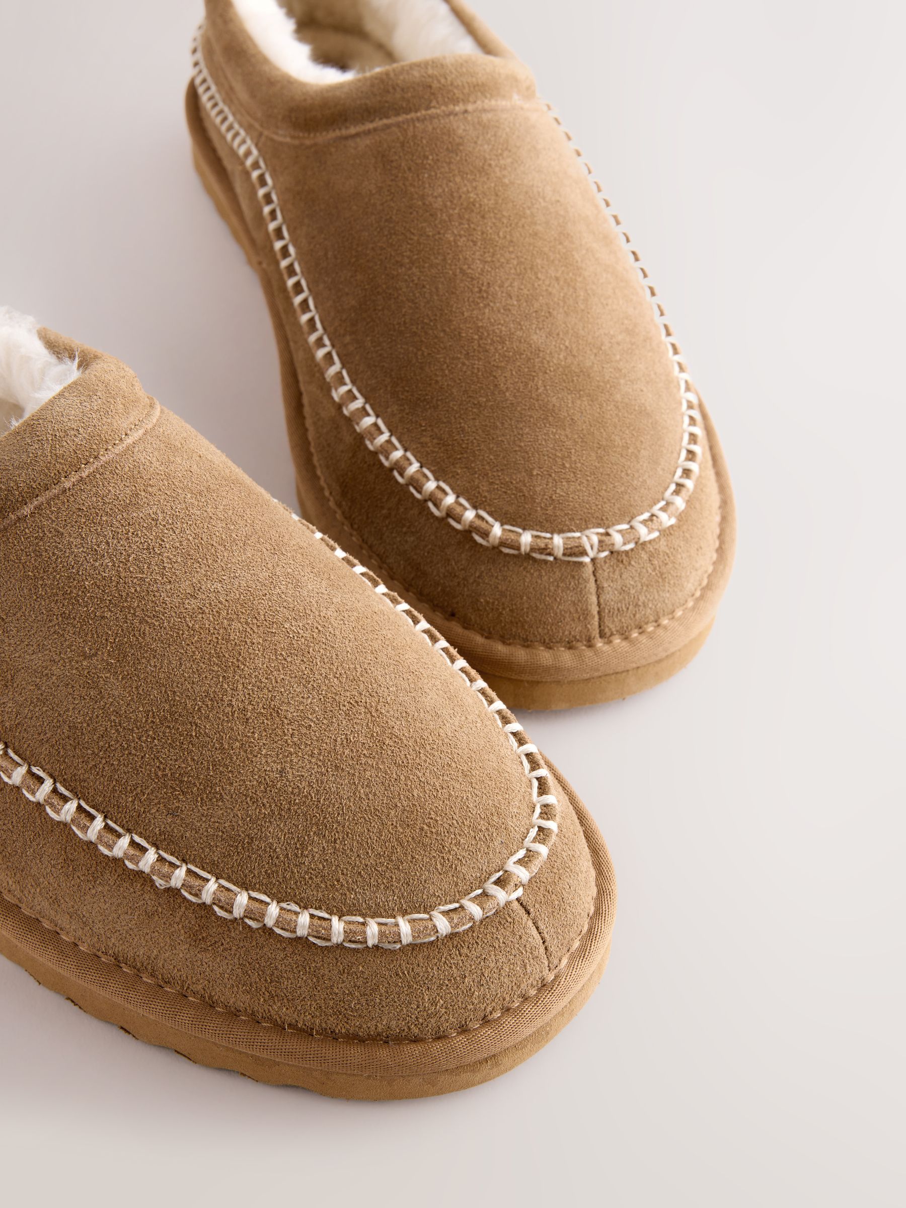 Lichtbruin - Signature Suede Stitch Detail Slippers