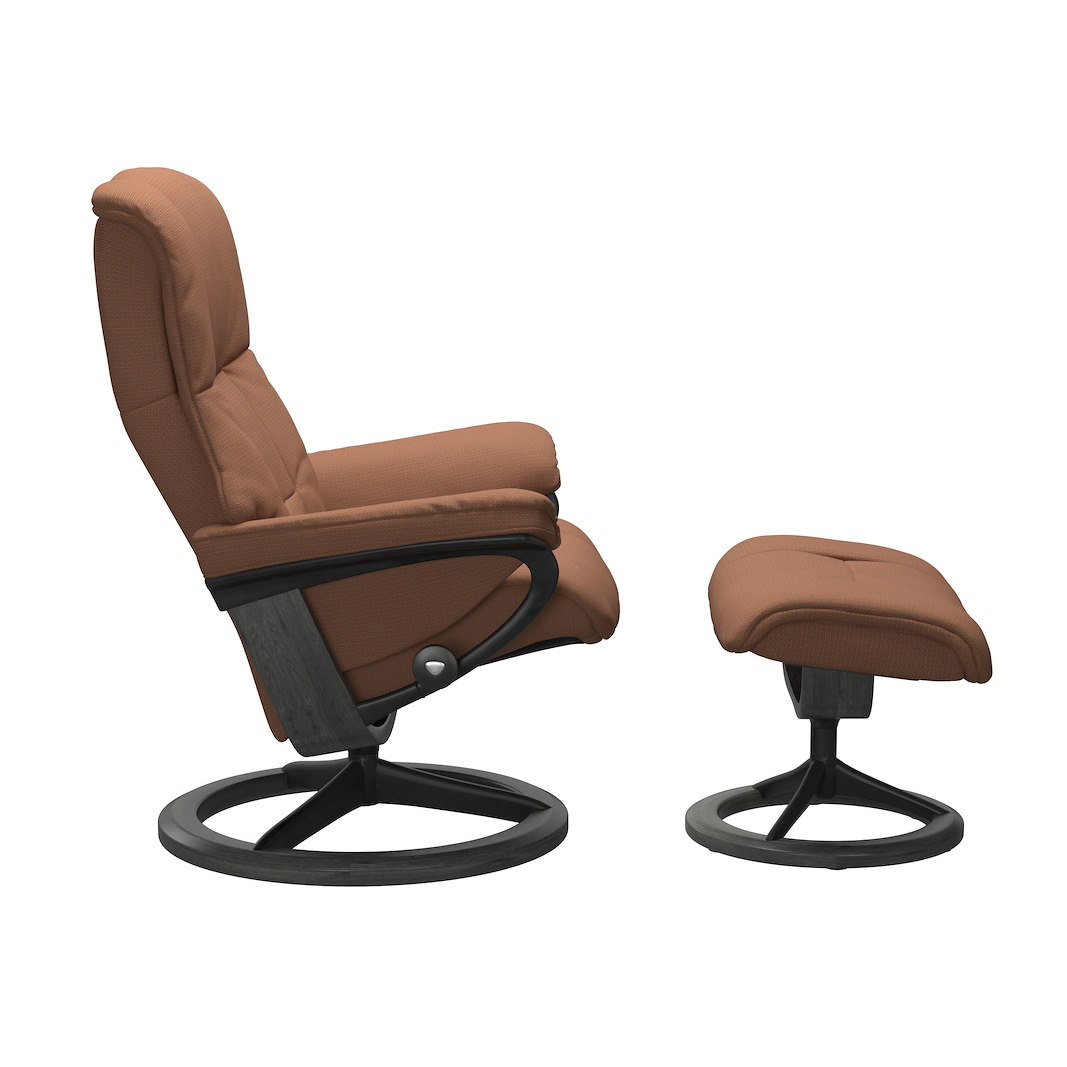 Mayfair (M) Signature lenestol med krakk Tekstil Jasmine Rust og Signature understell i gråbeiset og sort.