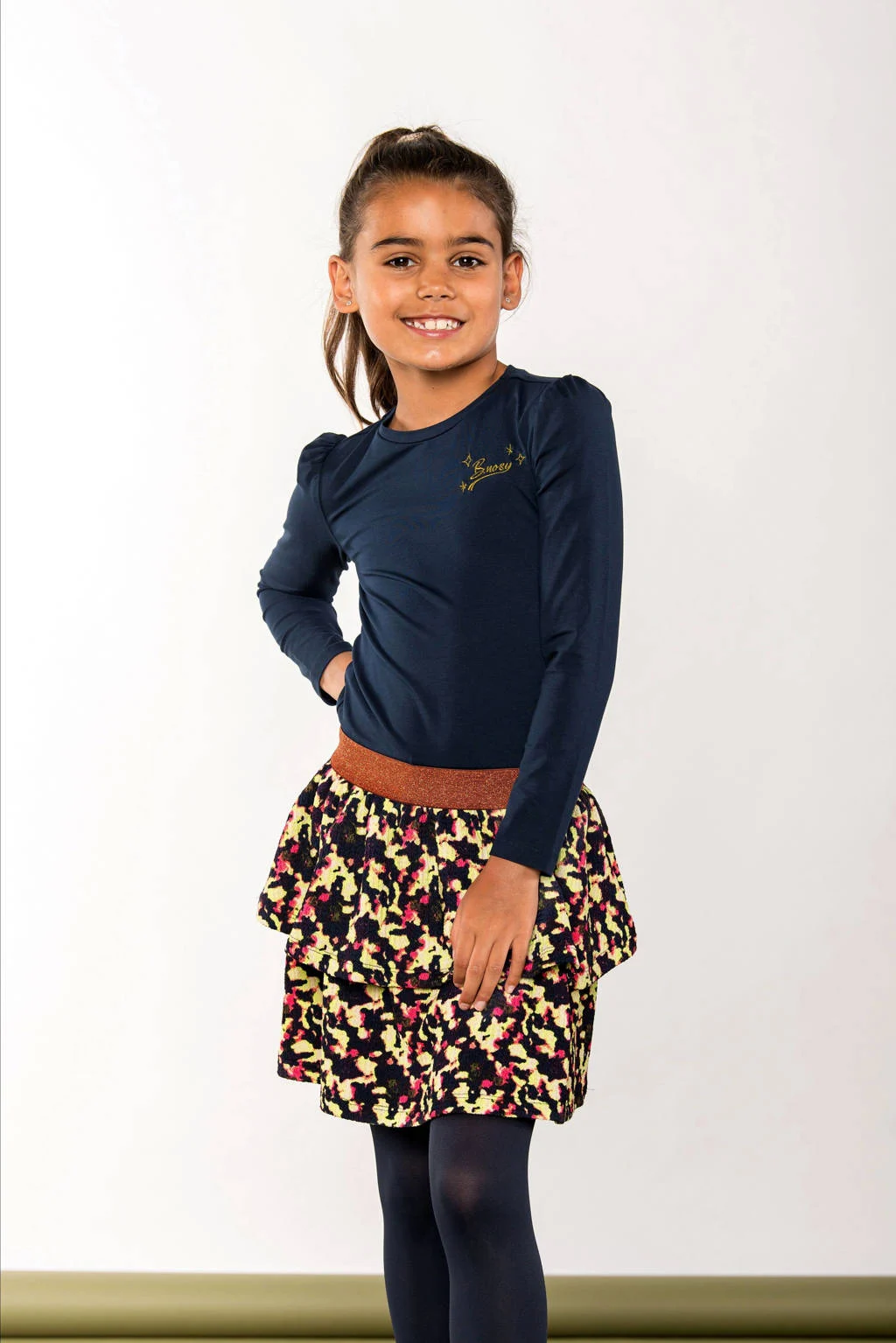 B.Nosy jurk Daphne met all over print donkerblauw/neongroen/felroze