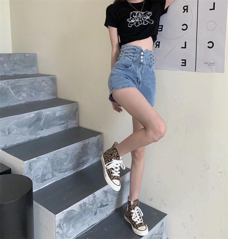 OGAWA - Denim shorts met hoge taille en kruiswassing