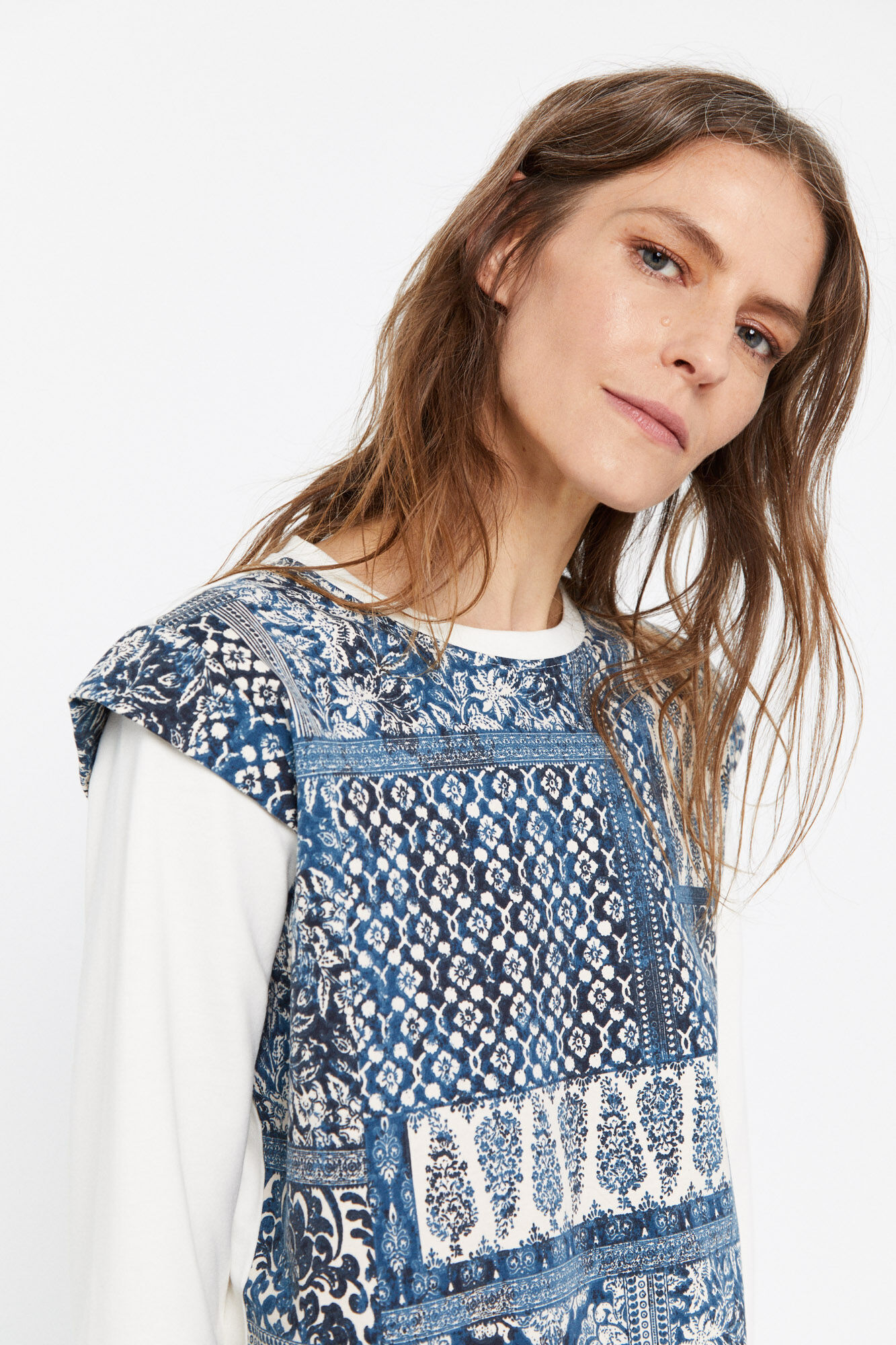 Blusa de moletom plissada estampada com estampa de lenço - Marfim
