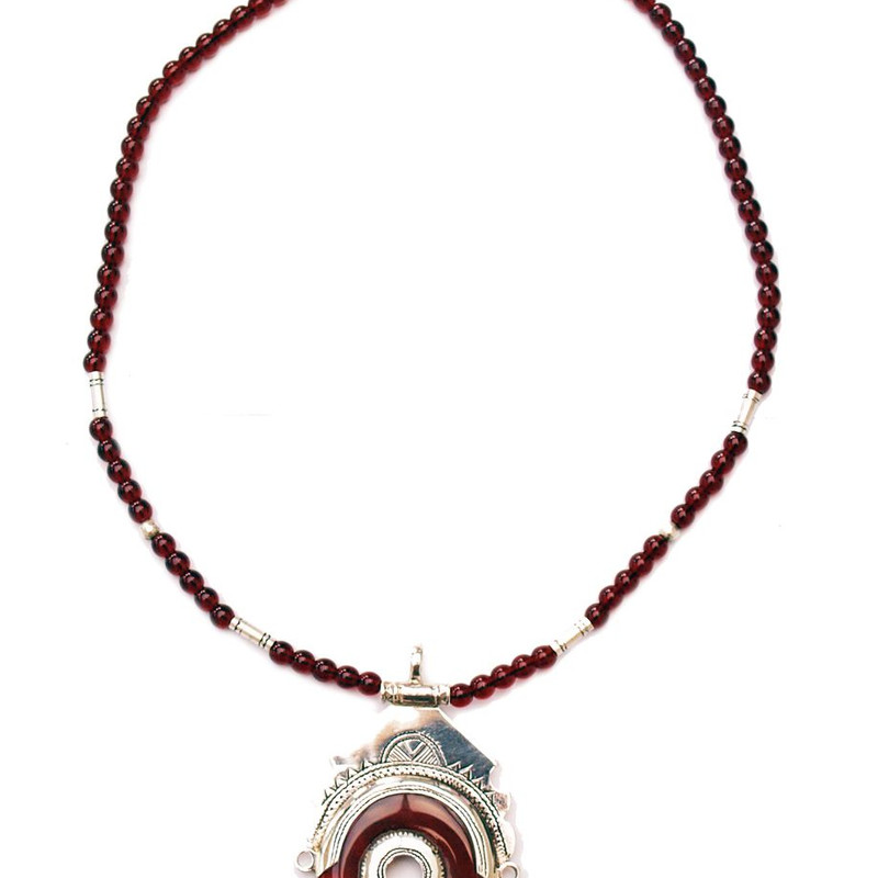 Collier touareg déesse en agate rouge