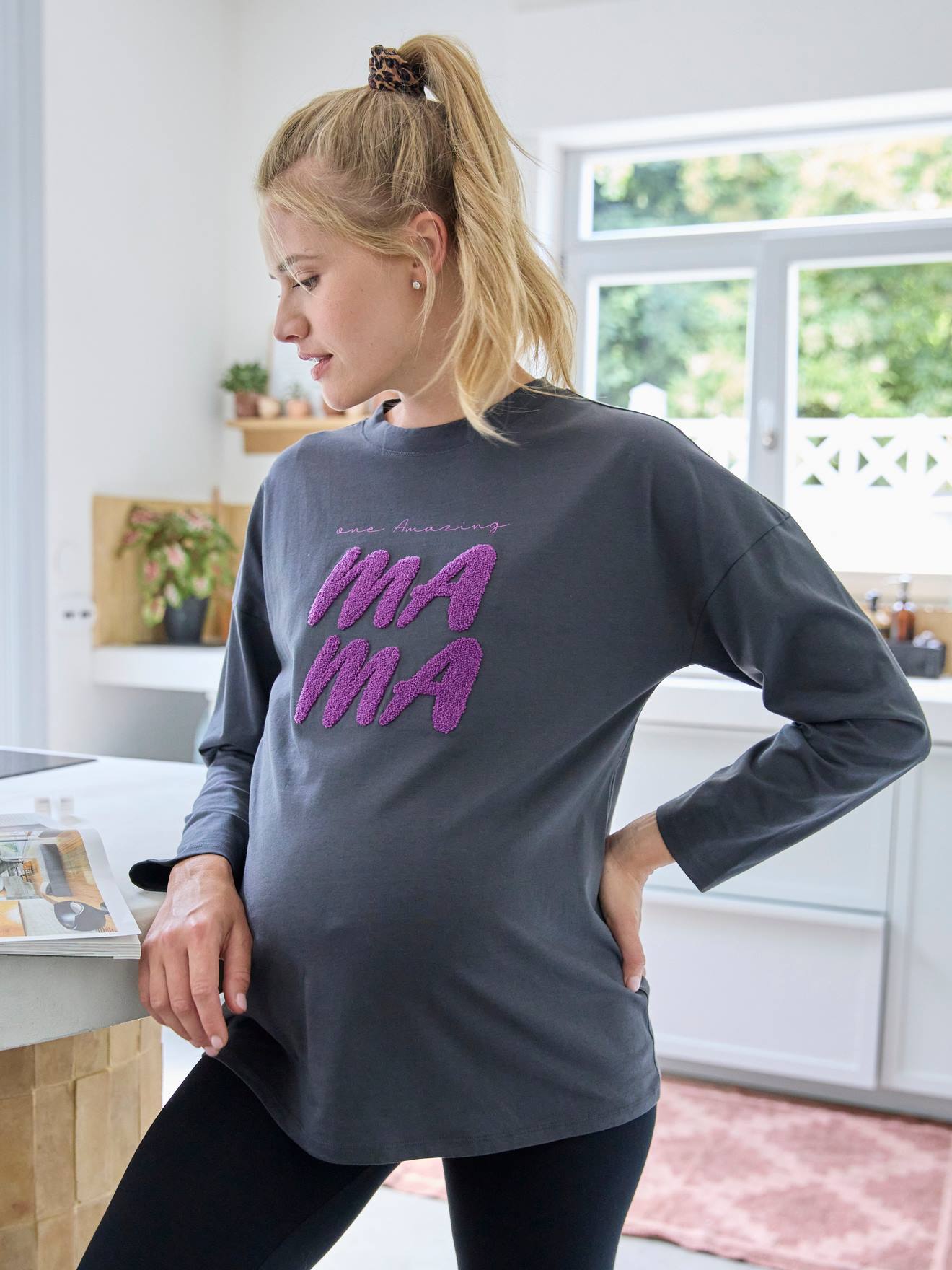 Camiseta cinza-escura para gestantes com mensagem