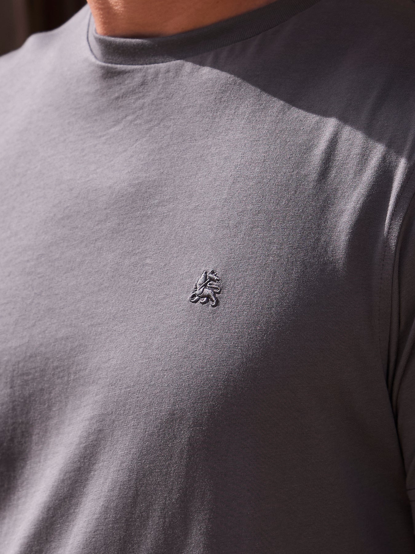 Basic T-Shirt mit Logostitch, unifarben