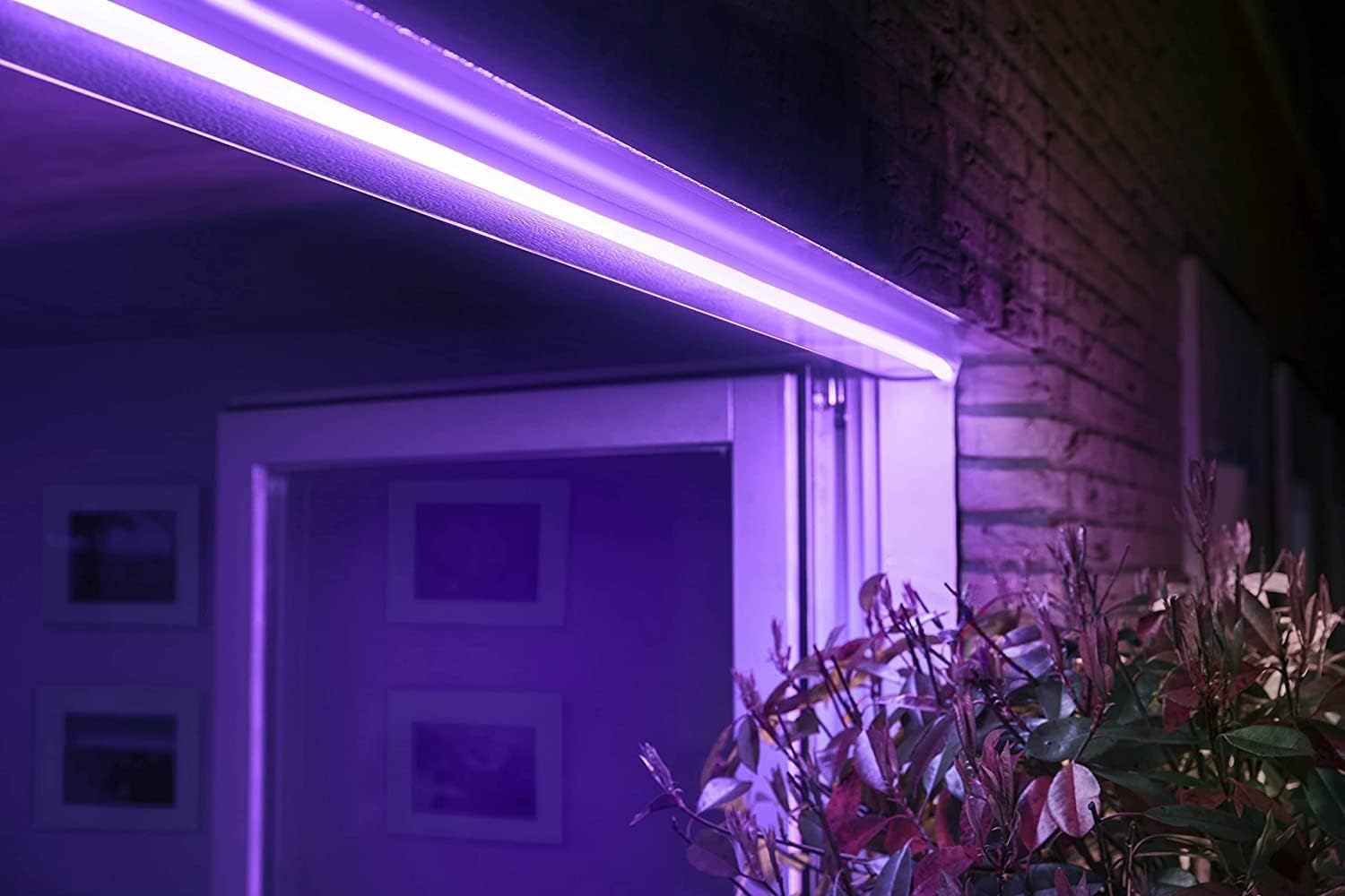 Philips Hue White & Color Ambiance Outdoor Lightstrip (2 m), dimmbarer LED Streifen für das Hue Lichtsystem mit 16 Mio. Farben, smarte Lichtsteuerung über Sprache oder App