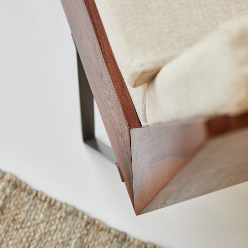 Fauteuil Metric en palissandre massif et tissu beige