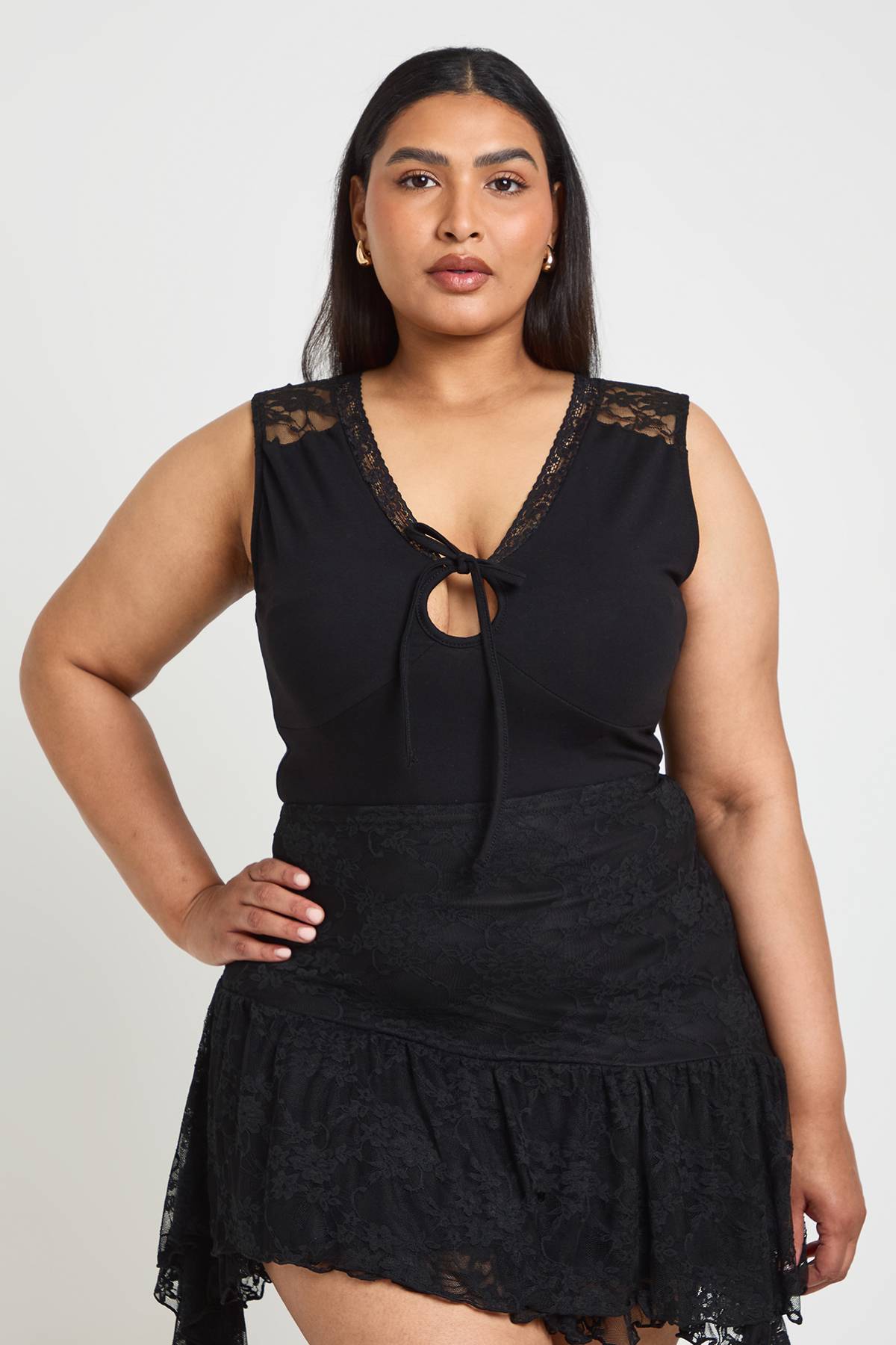 boohoo Body Grande Taille Avec Encolure Nouée À Trou De Serrure Et Finitions En Dentelle
