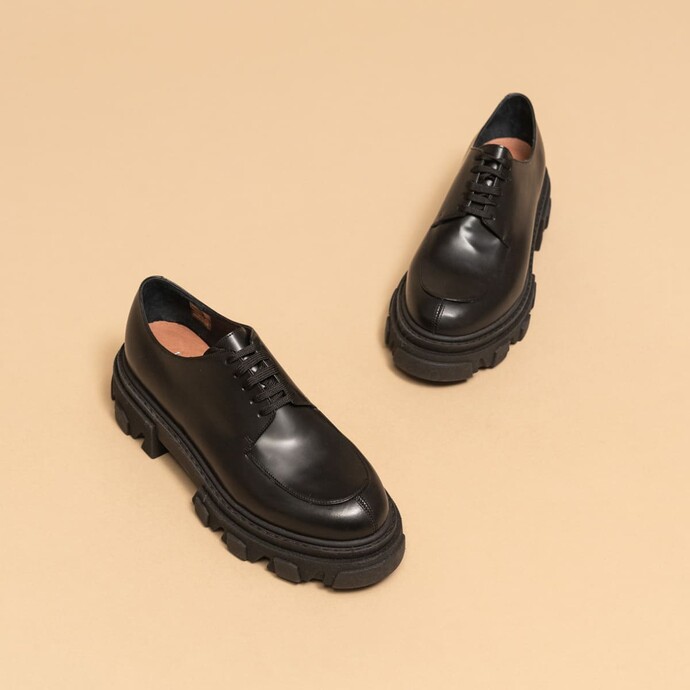 Derbies à semelles crantées  en cuir noir