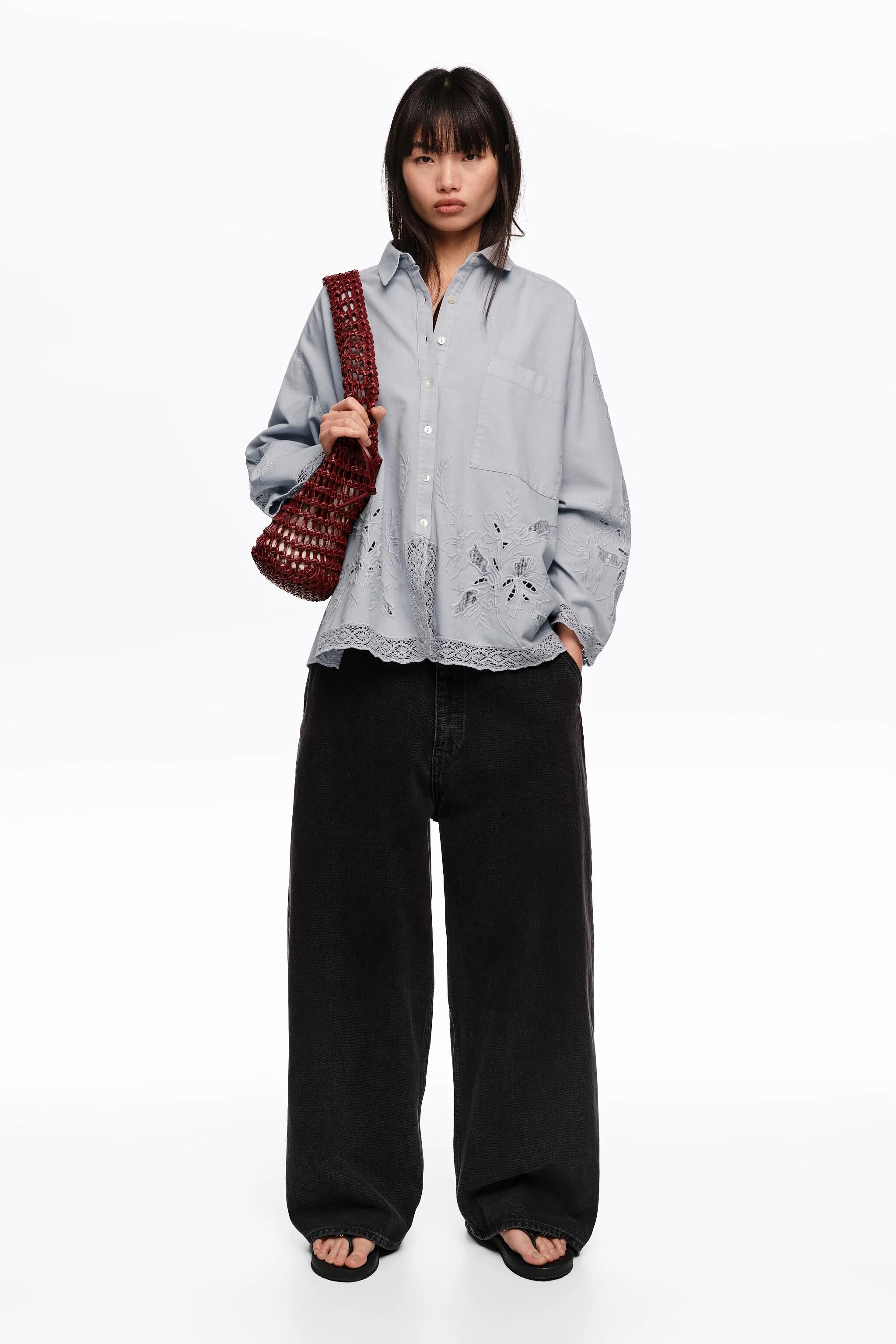 Camisa azul-clara de corte reto com bordado.