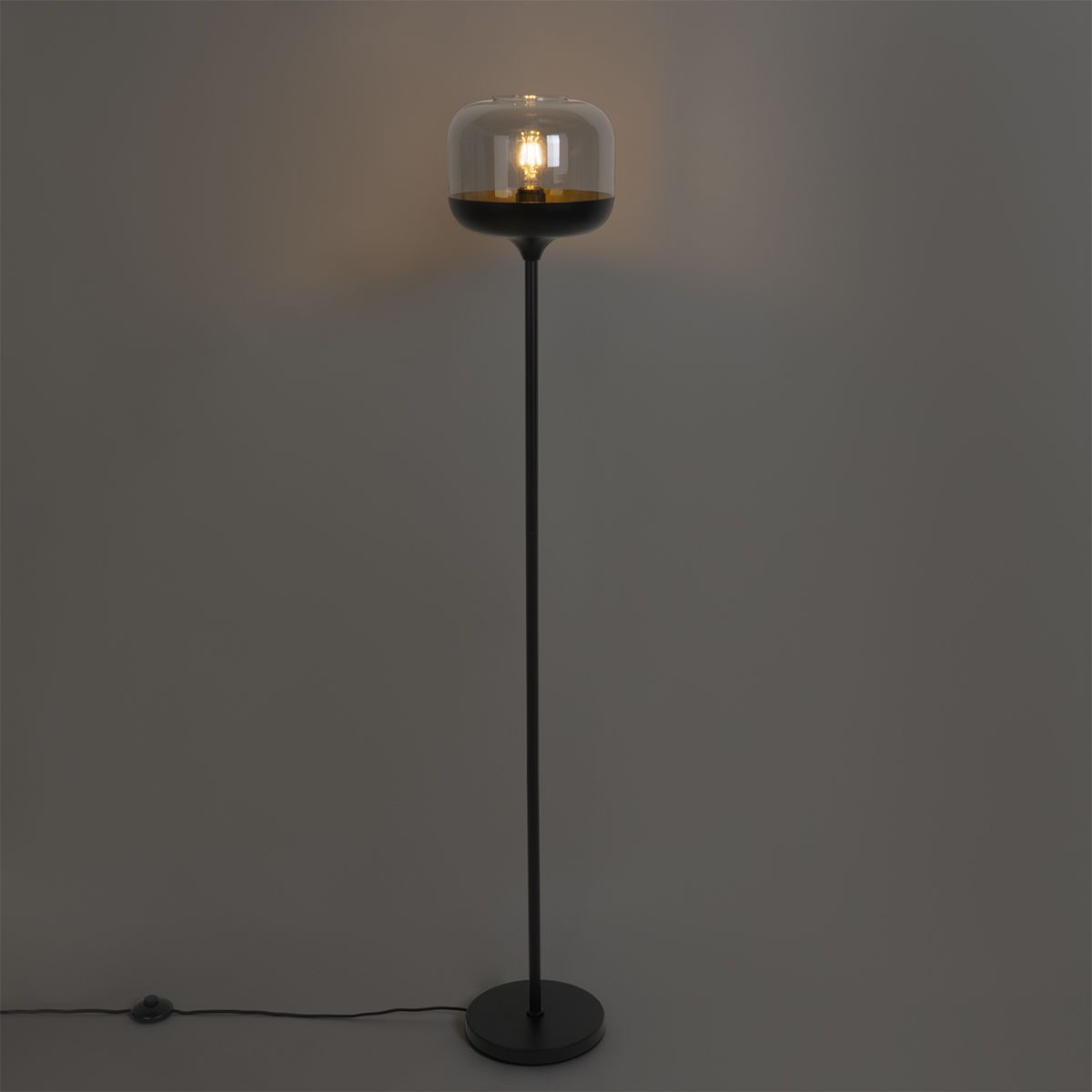 Design vloerlamp zwart met goud en smoke glas - Kyan