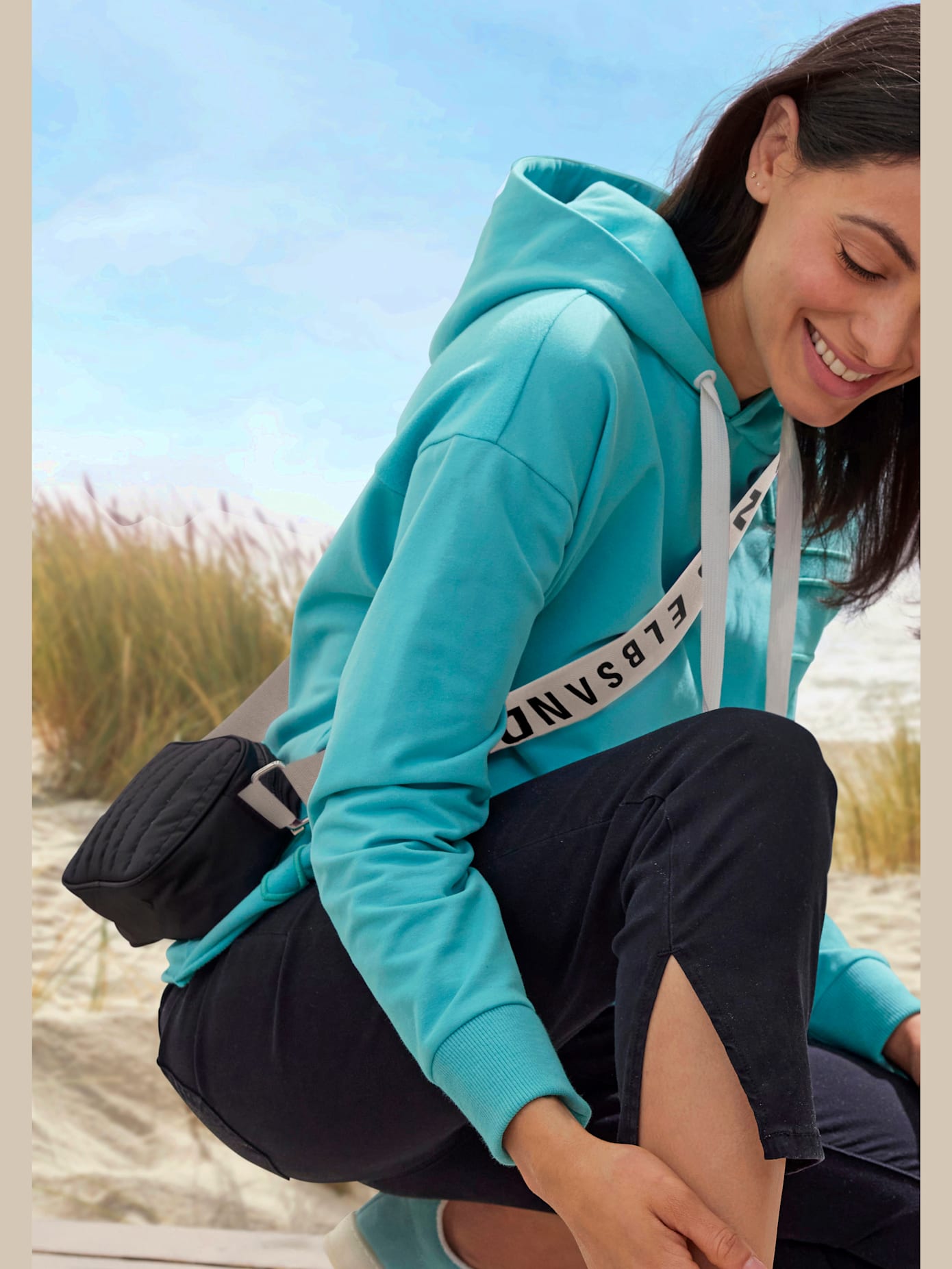Mini-sac avec matelassage tendance et logo imprimé sur la bandoulière