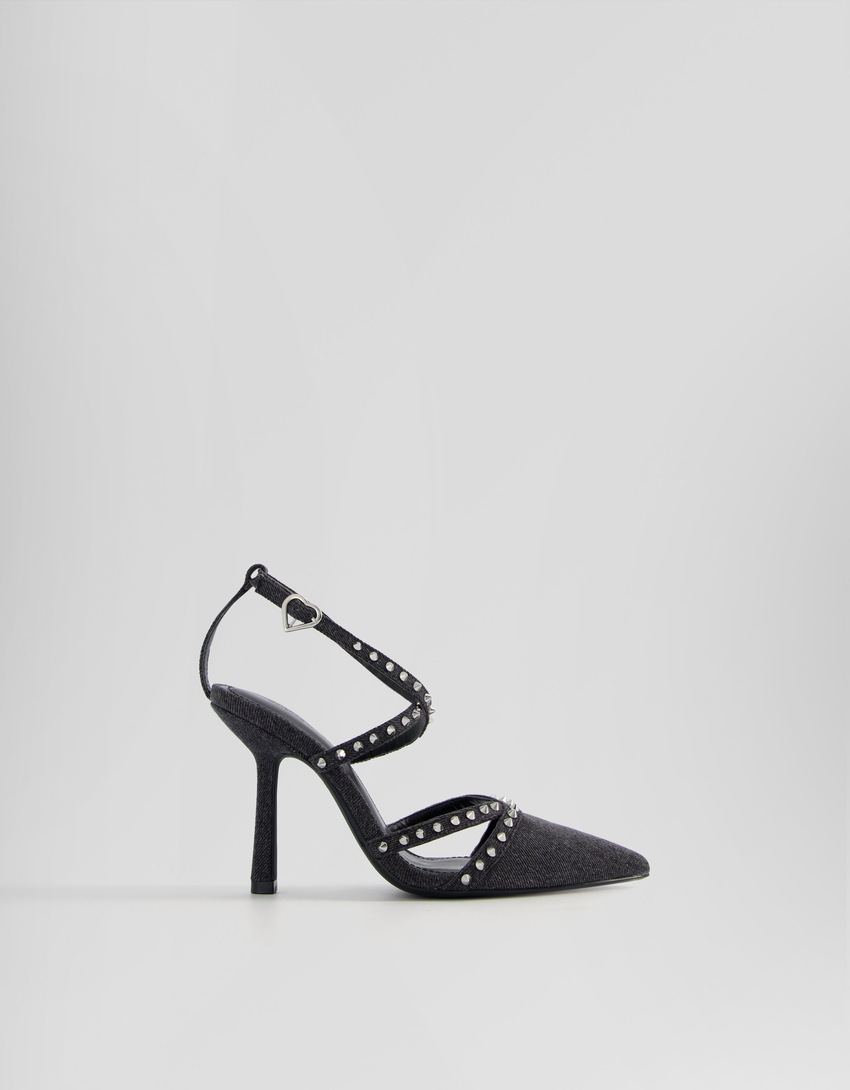 Sapatos de salto alto em jeans com tachas