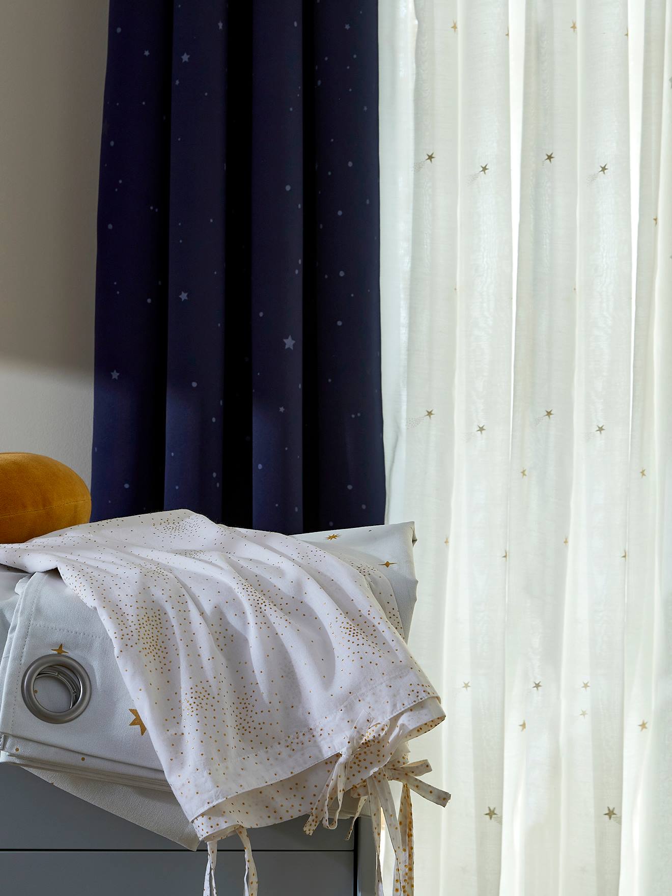 Cortina de voile com estampa de estrelas cadentes, branco claro