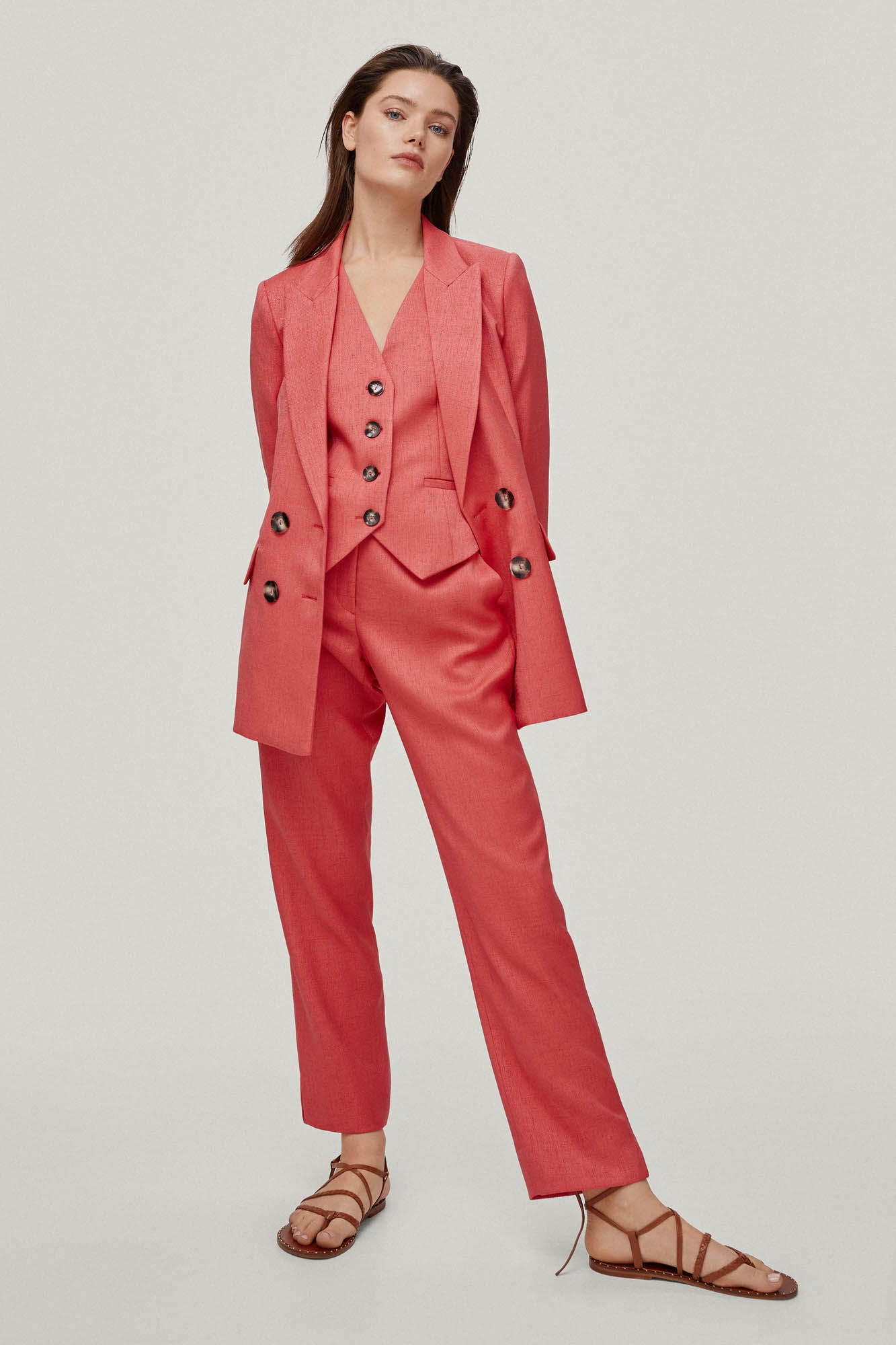 Blazer de abotoamento duplo com botões contrastantes. - Coral