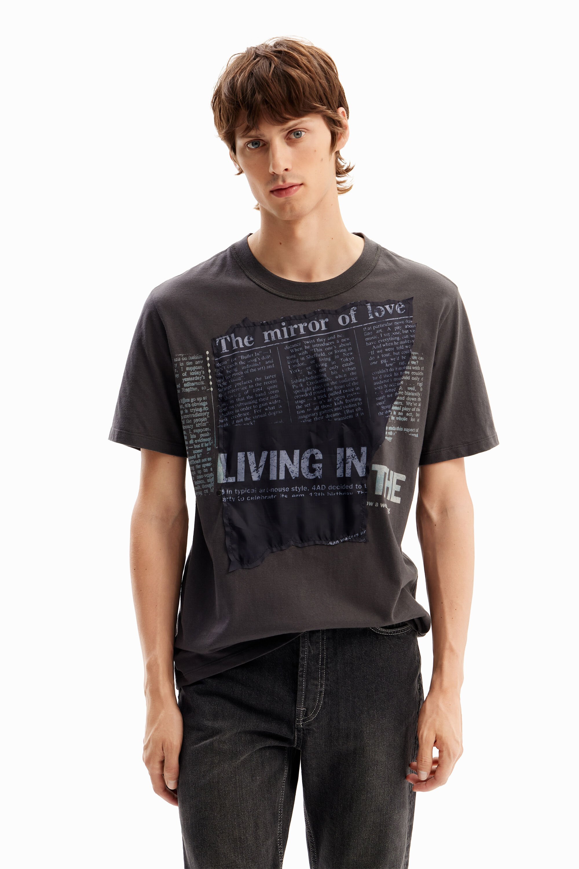 camiseta com patch de jornal