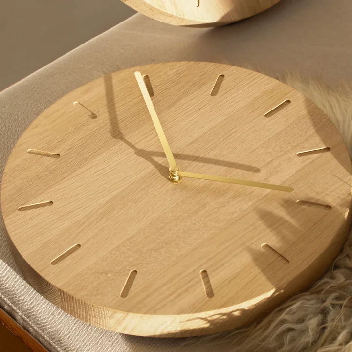 applicata - Watch:Out Wanduhr, Eiche natur / Messing