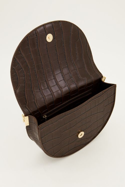 Bruine half moon crossbody tas met croco print