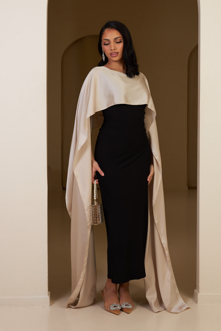 Robe noir ample satinée à empiècement voile beige
