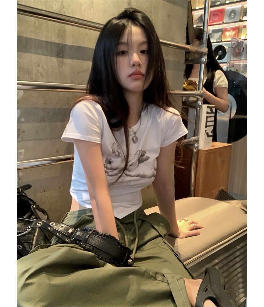 Ashlee - Asymmetrisch cropped T-shirt met korte mouwen en konijnenprint / Broek met wijde pijpen