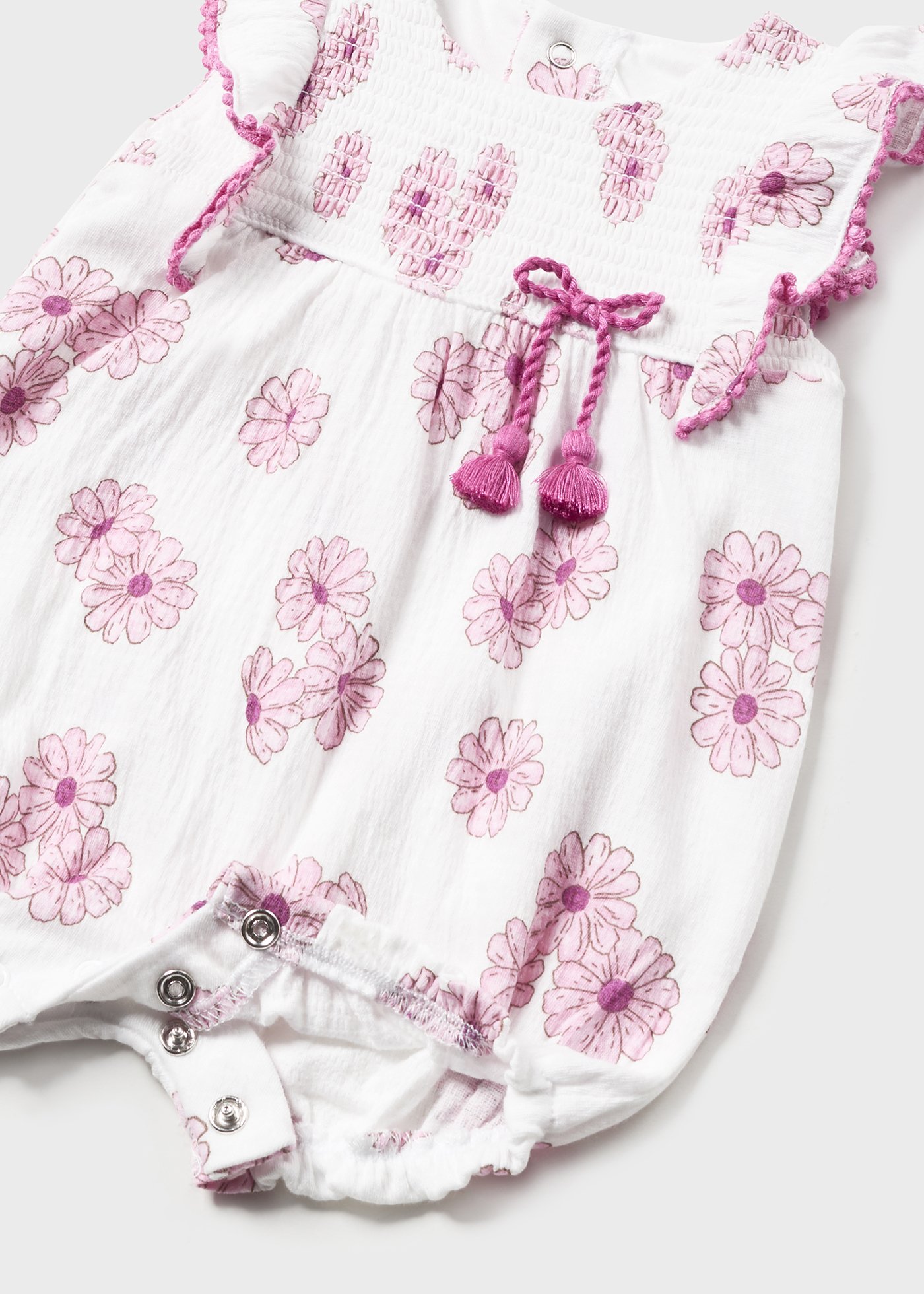 Macacãozinho Juicy para recém-nascido com chapéu e flores.