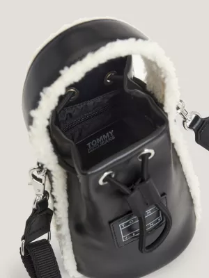Bolsa tipo balde com acabamento em sherpa