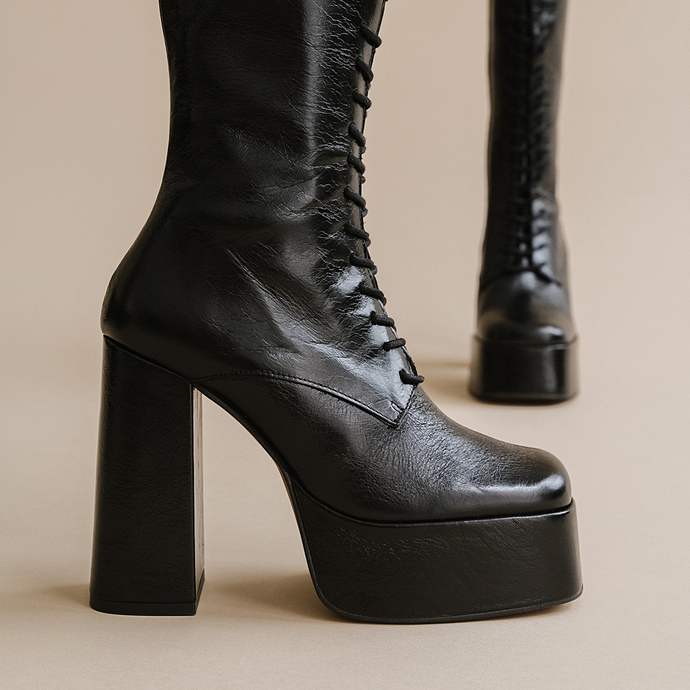 Bottes à plateformes et lacets  en cuir vieilli noir