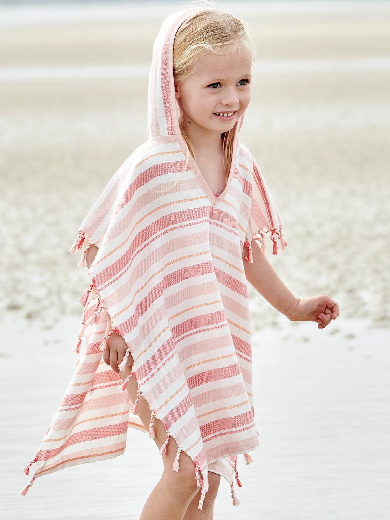 Poncho infantil estilo Fouta, listrado e com listras azuis personalizáveis.