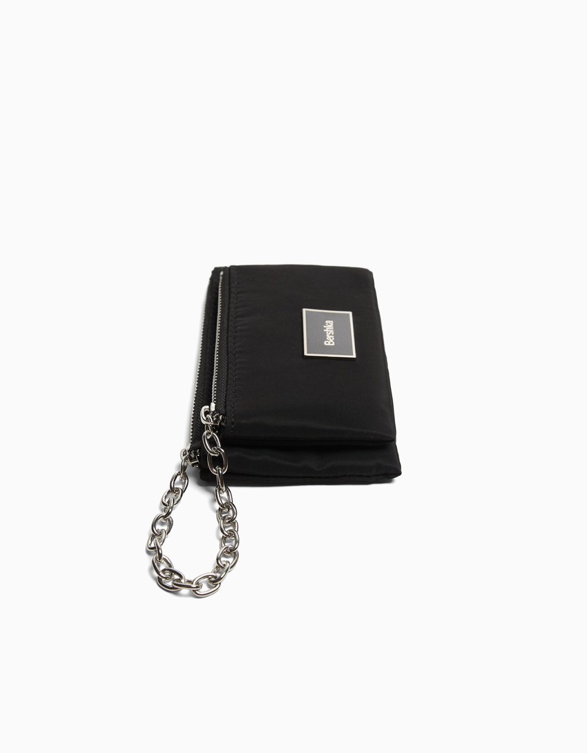 Bolsa com fecho duplo e corrente.
