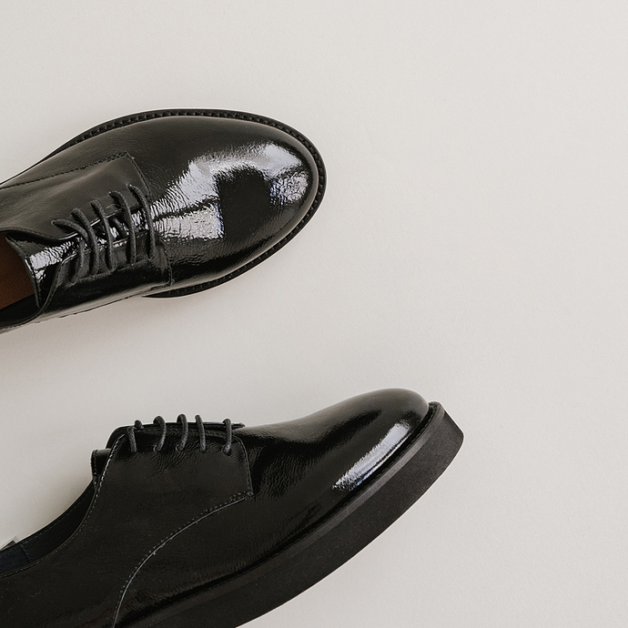 Derbies à talons plats, bouts ronds et c...  en vernis plissé noir