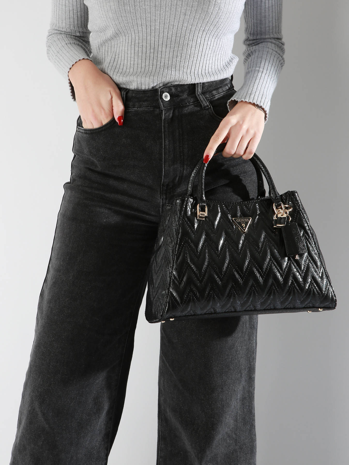 Sac port main Adelard GUESS