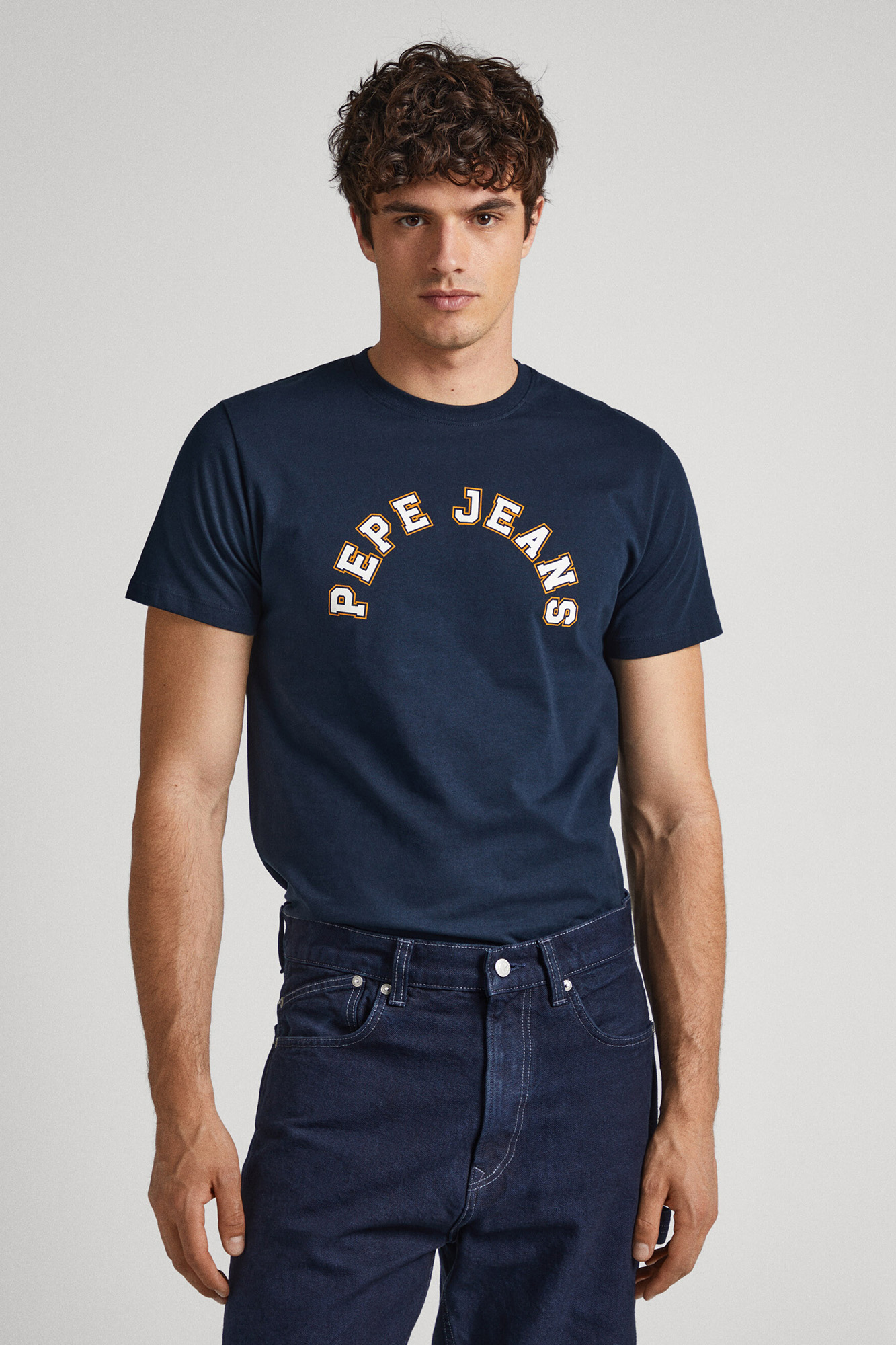 estampa de logotipo em camiseta