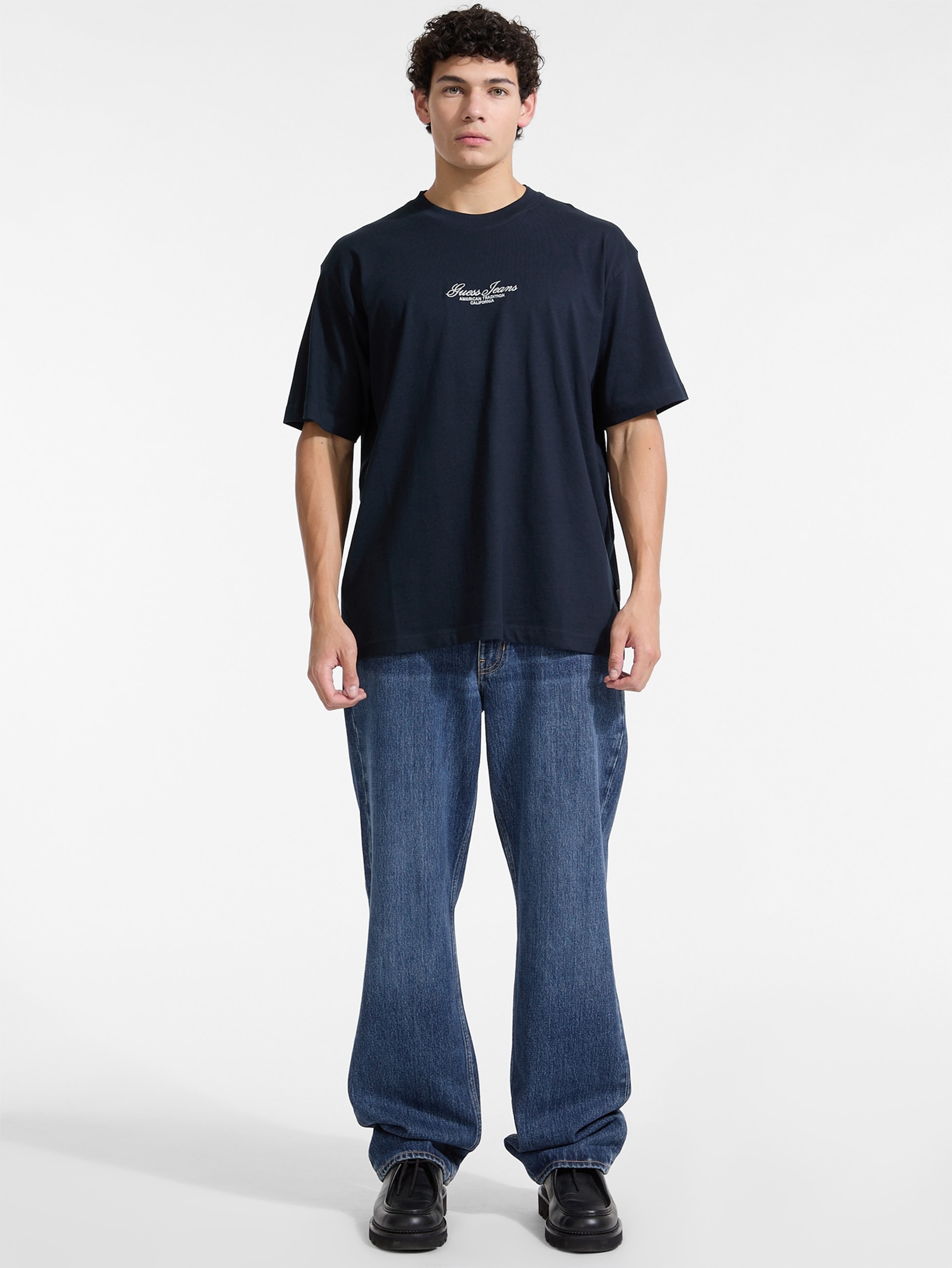 Camiseta oversized com logo bordado