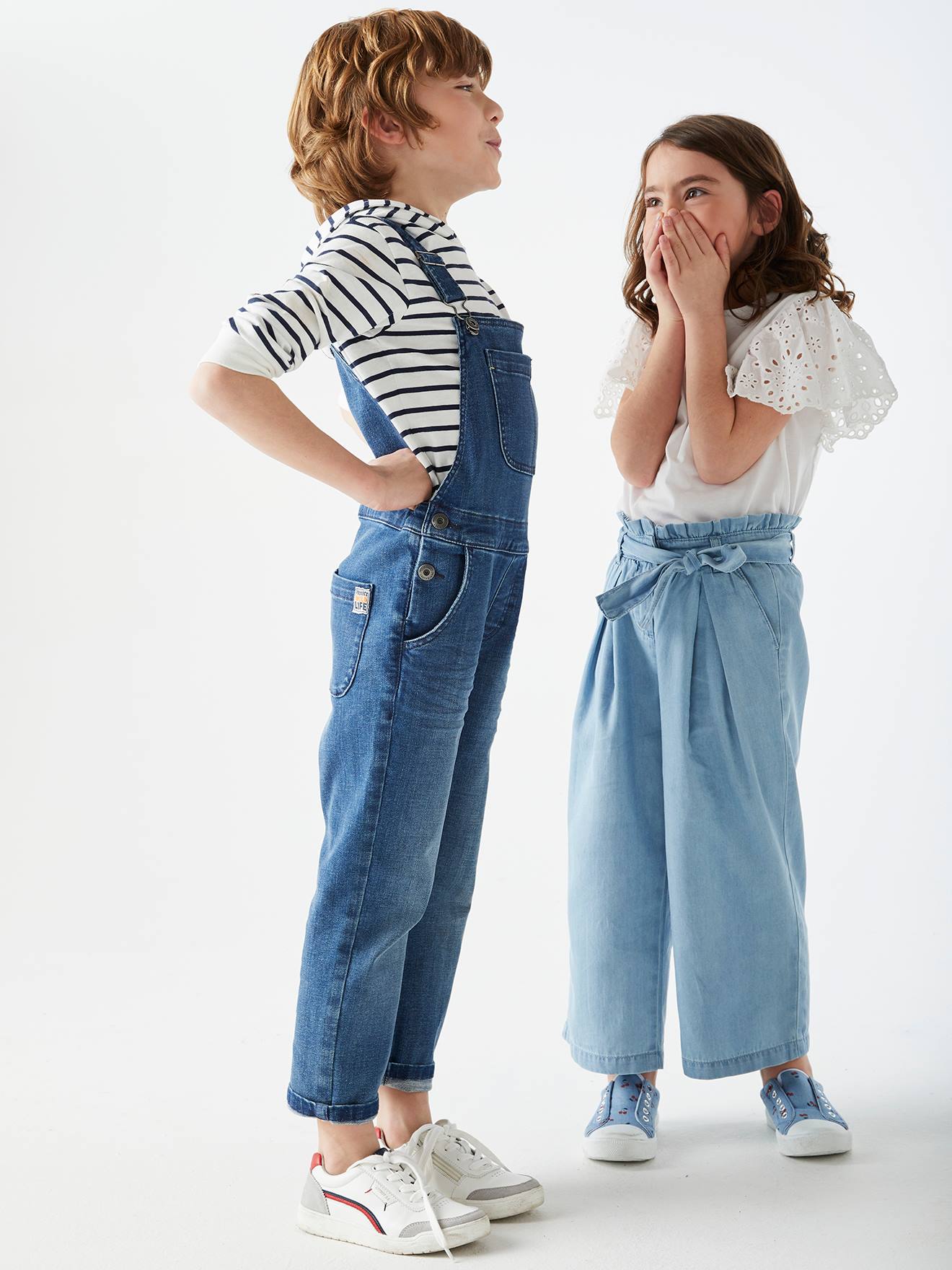 Macacão jeans azul escuro lavado para meninos
