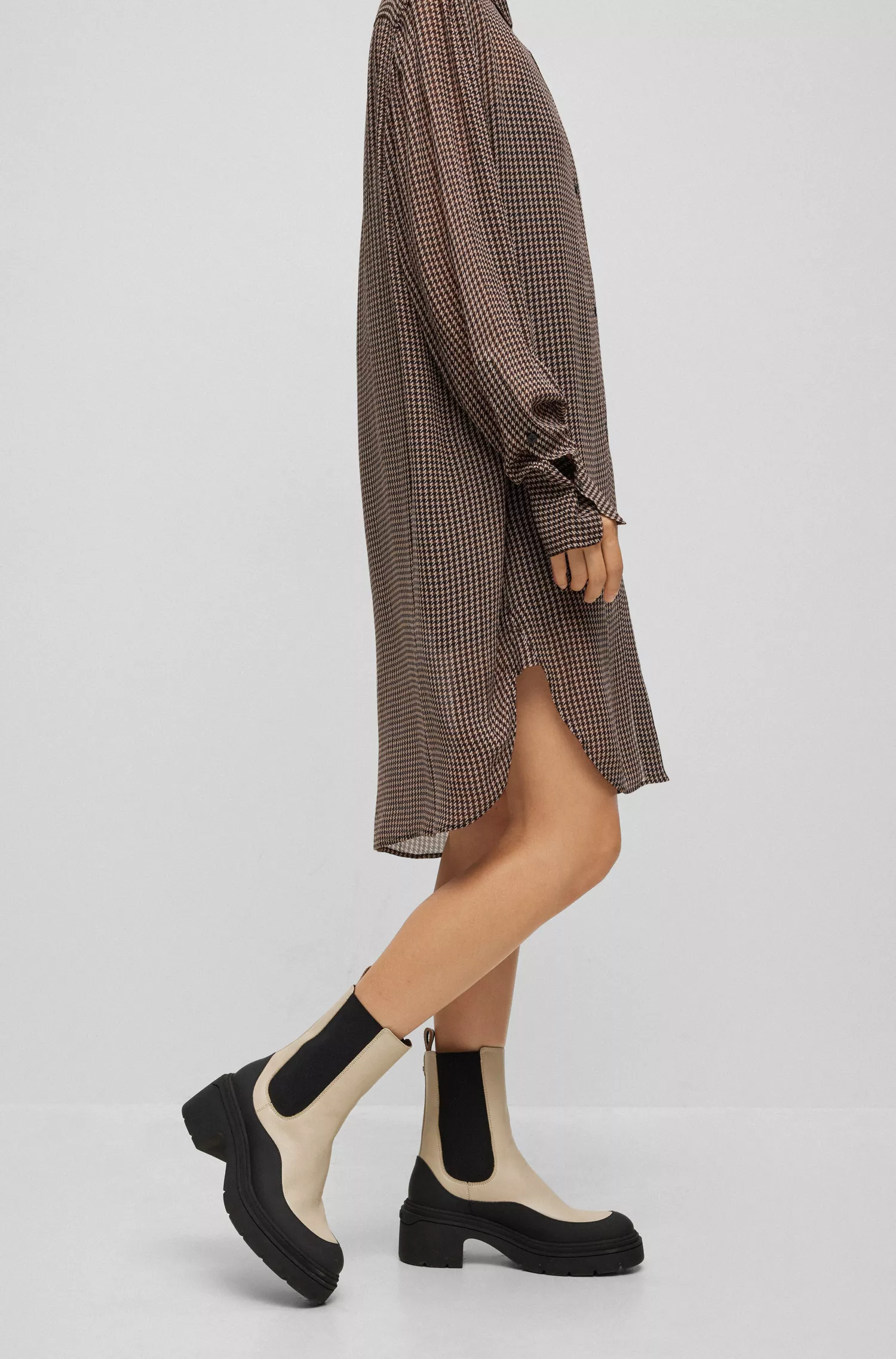 Blusa longa BOSS preta de modelagem relaxada em lona estampada.