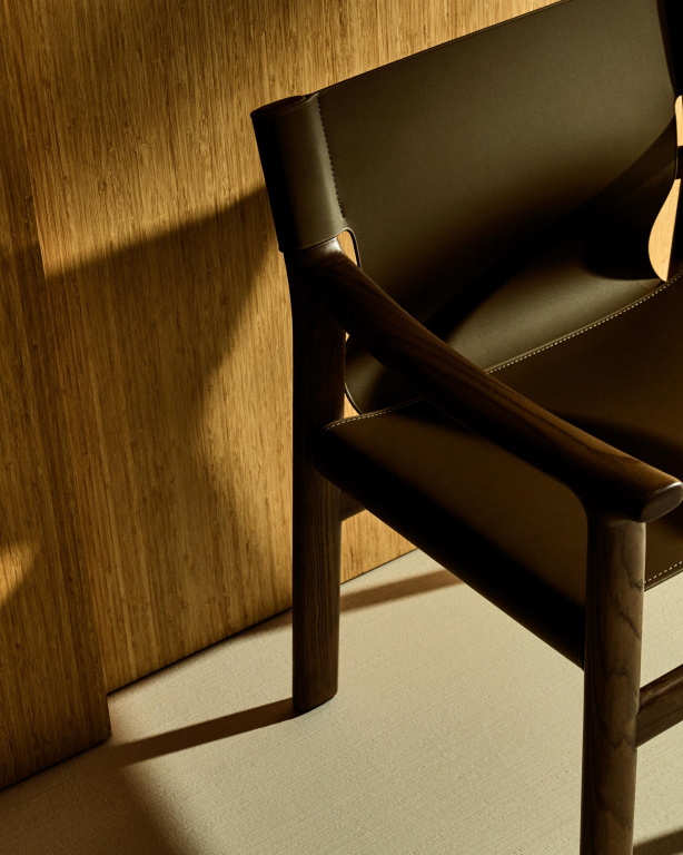 Kave Home Jan eetkamerstoel walnoot, donkerbruin gerecycled leer