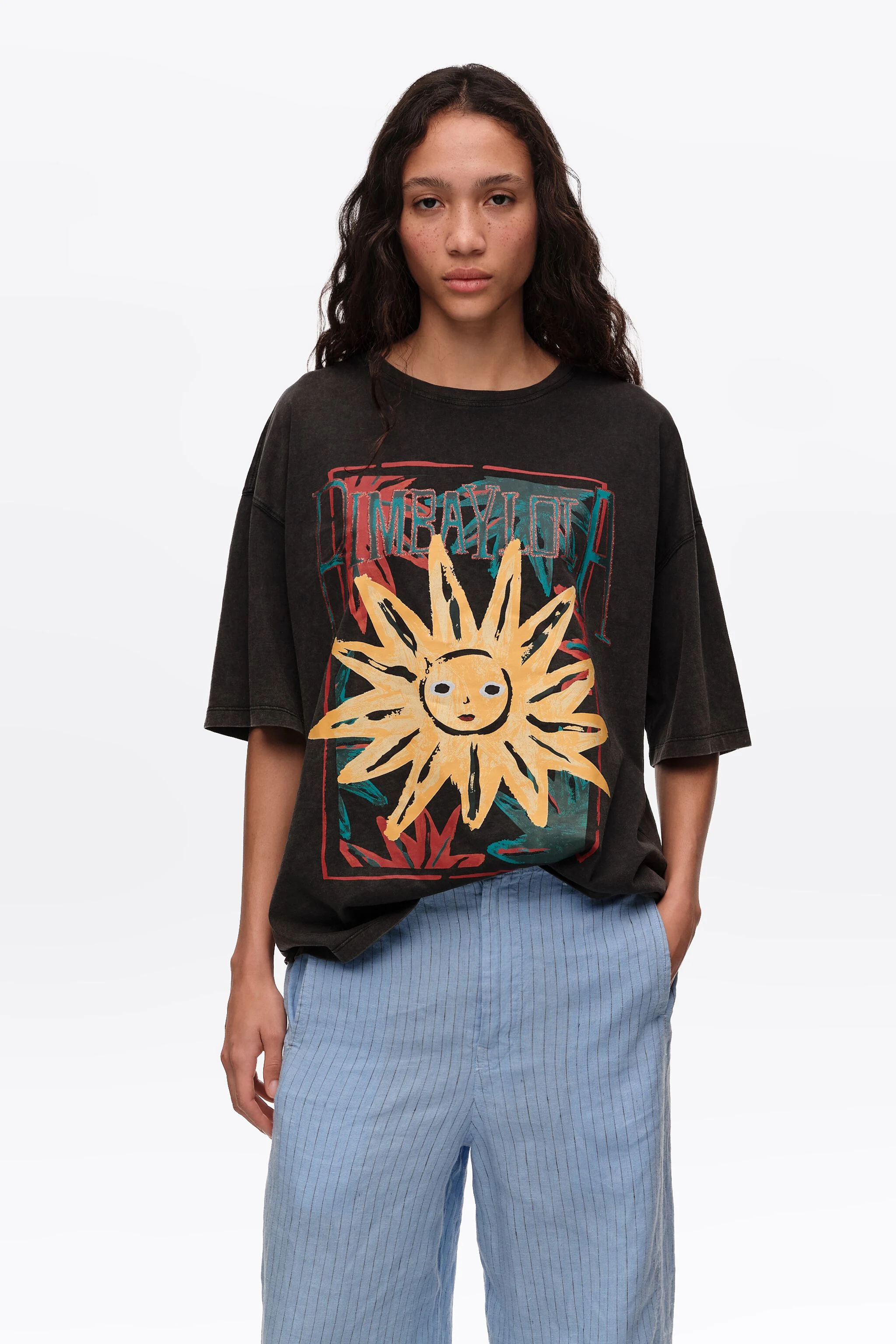 Camiseta com o logotipo do Black Sun