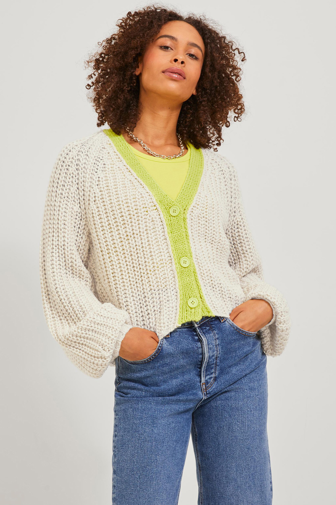 Cardigã feminino de tricô grosso com botões.
